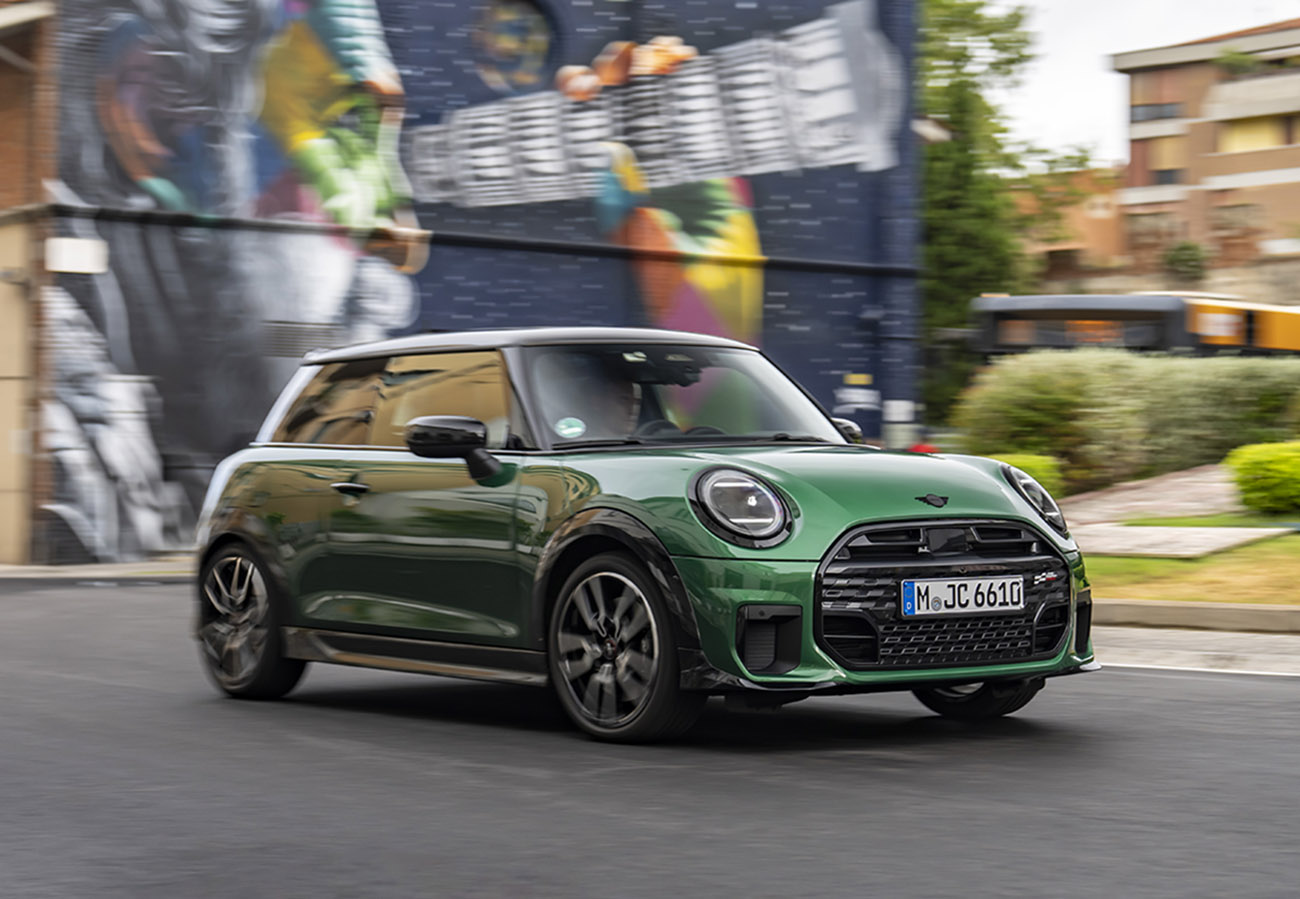 Το νέο MINI Cooper S σε έκδοση JCW: Με σπορ σχεδίαση και κλασικές επιδόσεις John Cooper Works
