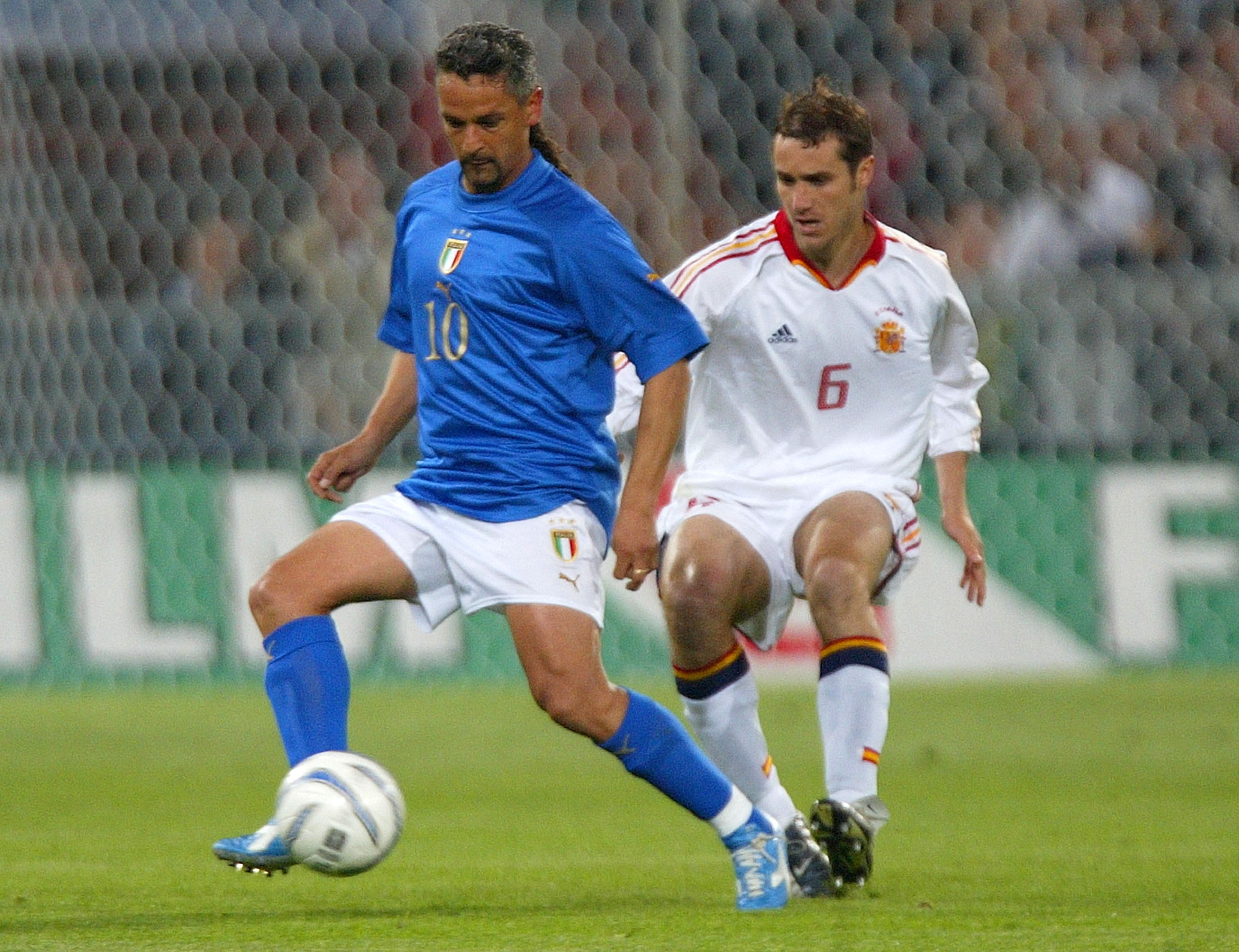 FILE PHOTO: Italy's Roberto Baggio (L) is shadowed by Ivan Helguera of Spain during a friendly match in Genoa April 28, 2004. REUTERS