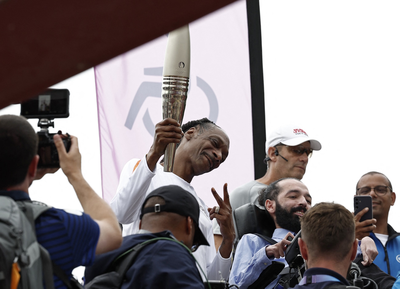 Paris 2024 Olympics - Olympic Torch Relay - Saint-Denis, France - July 26, 2024 Olympic torchbearer Snoop Dogg during the Torch Relay REUTERS