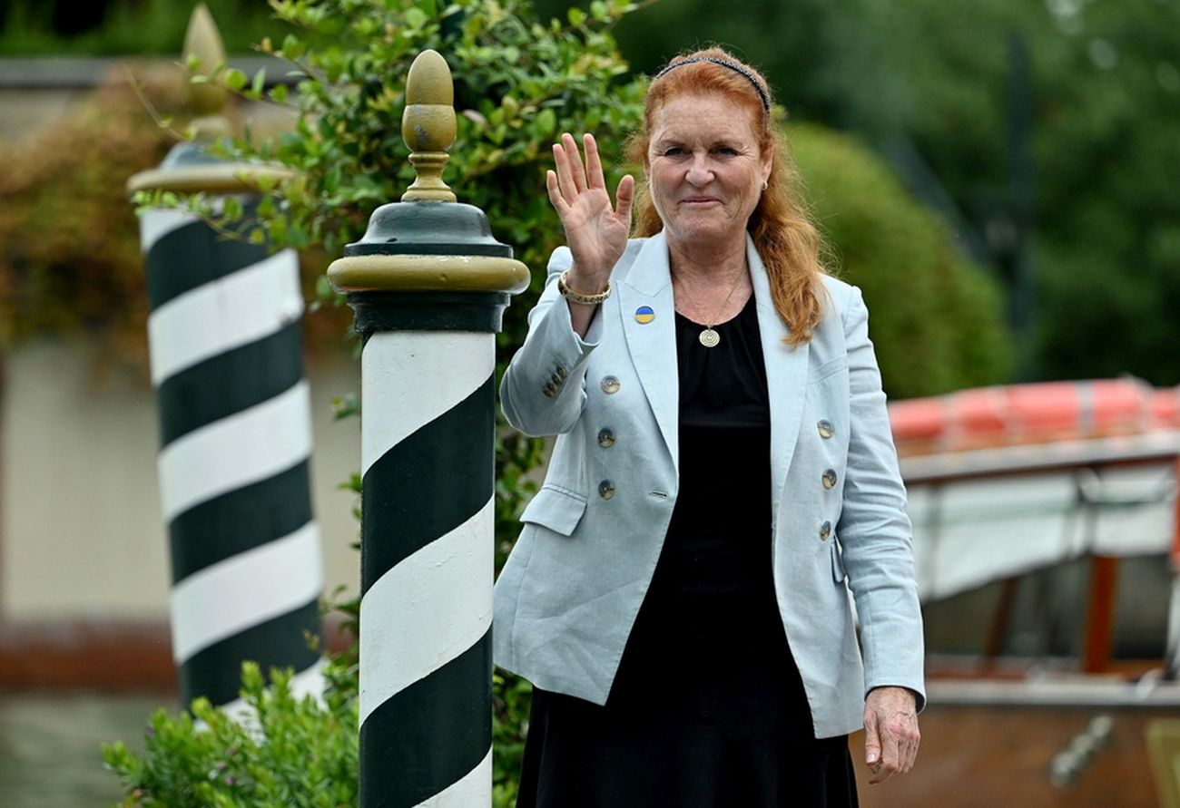epa10169409 Britain's Sarah Ferguson, the Duchess of York, arrives at the Lido Beach for the Venice International Film Festival, in Venice, Italy, 08 September 2022. The 79th edition of the Venice Film Festival runs from 31 August to 10 September 2022.  EPA