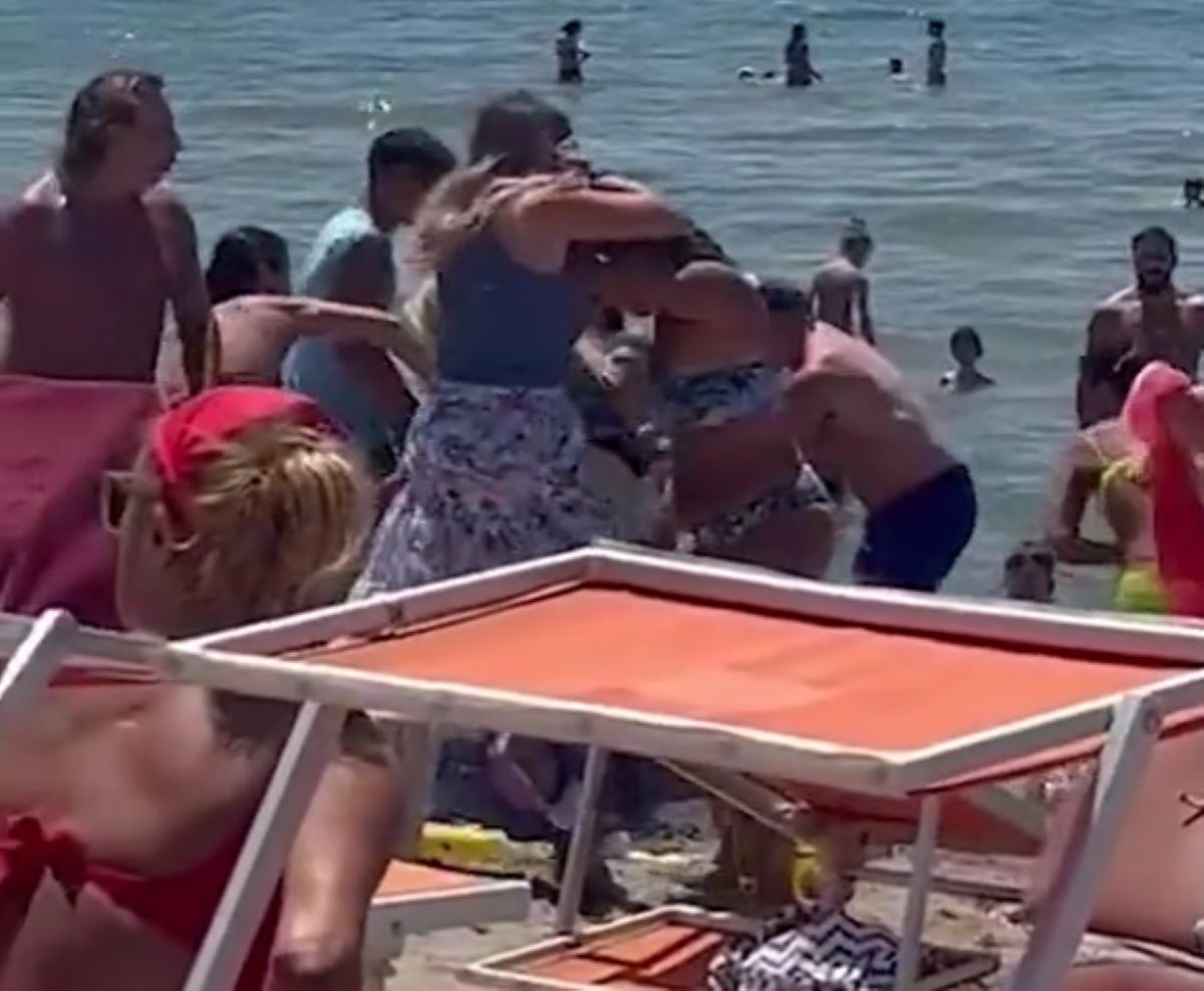 Ιταλία: Απίστευτο μαλλιοτράβηγμα για μια ξαπλώστρα – Ήθελαν να λιαστούν μπροστά στη θάλασσα