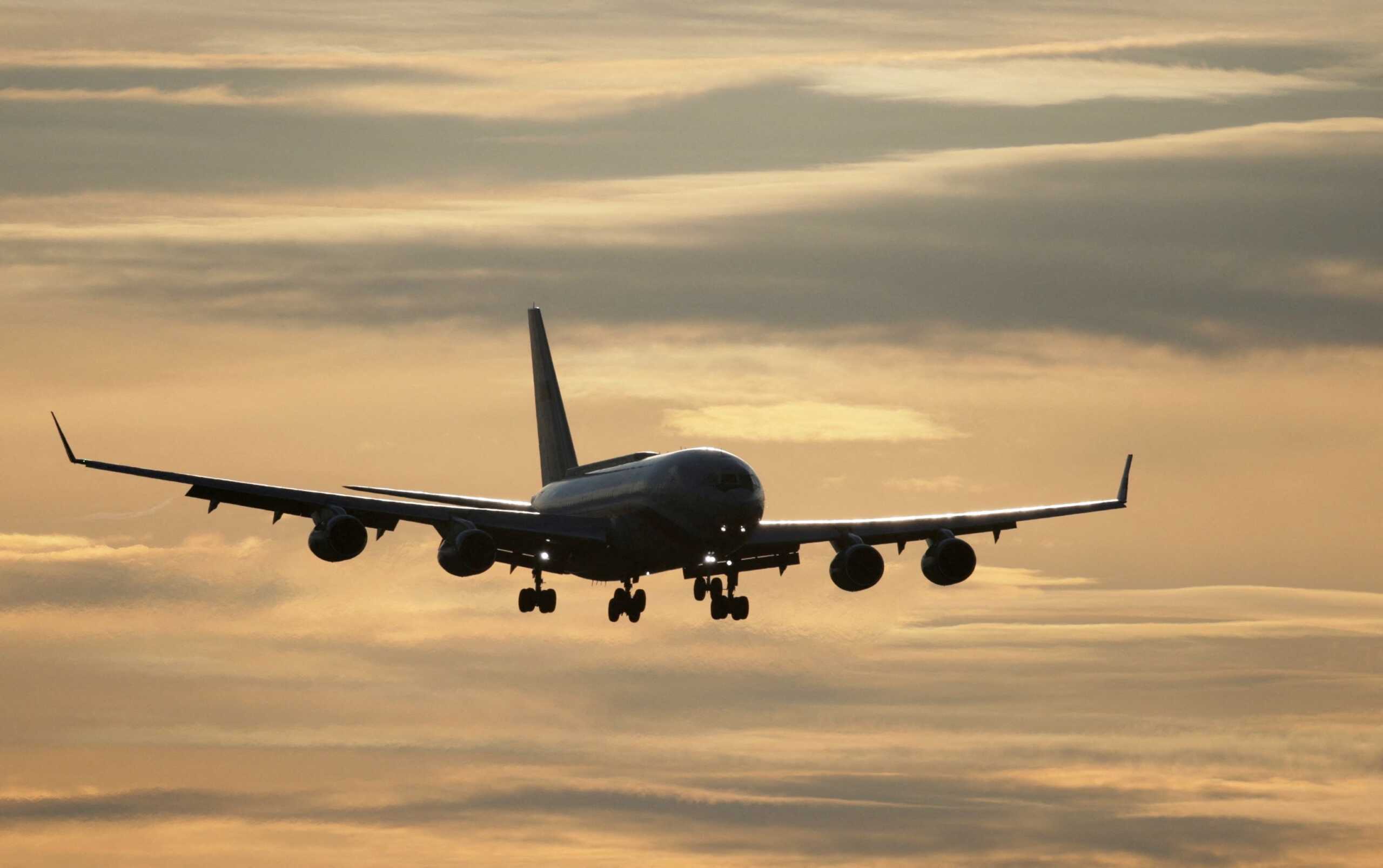 Επιβάτης σε πτήση της United Airlines δαγκώνει αεροσυνοδό, ρίχνει γροθιές κι φτύνει επιβάτες