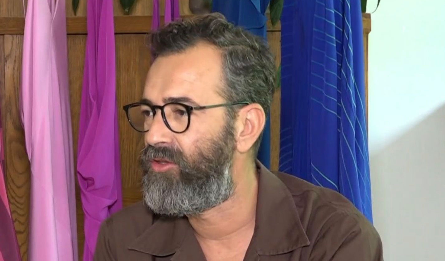 Άγγελος Μπράτης: Από μικρός ήθελα να περνάω απαρατήρητος, αλλά δυστυχώς δεν μπορώ γιατί είμαι ξεχωριστός