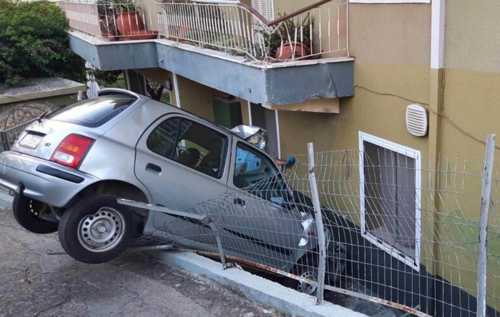 Αγρίνιο: Τροχαίο με αυτοκίνητο να περνάει την περίφραξη και να καταλήγει σε σπίτι