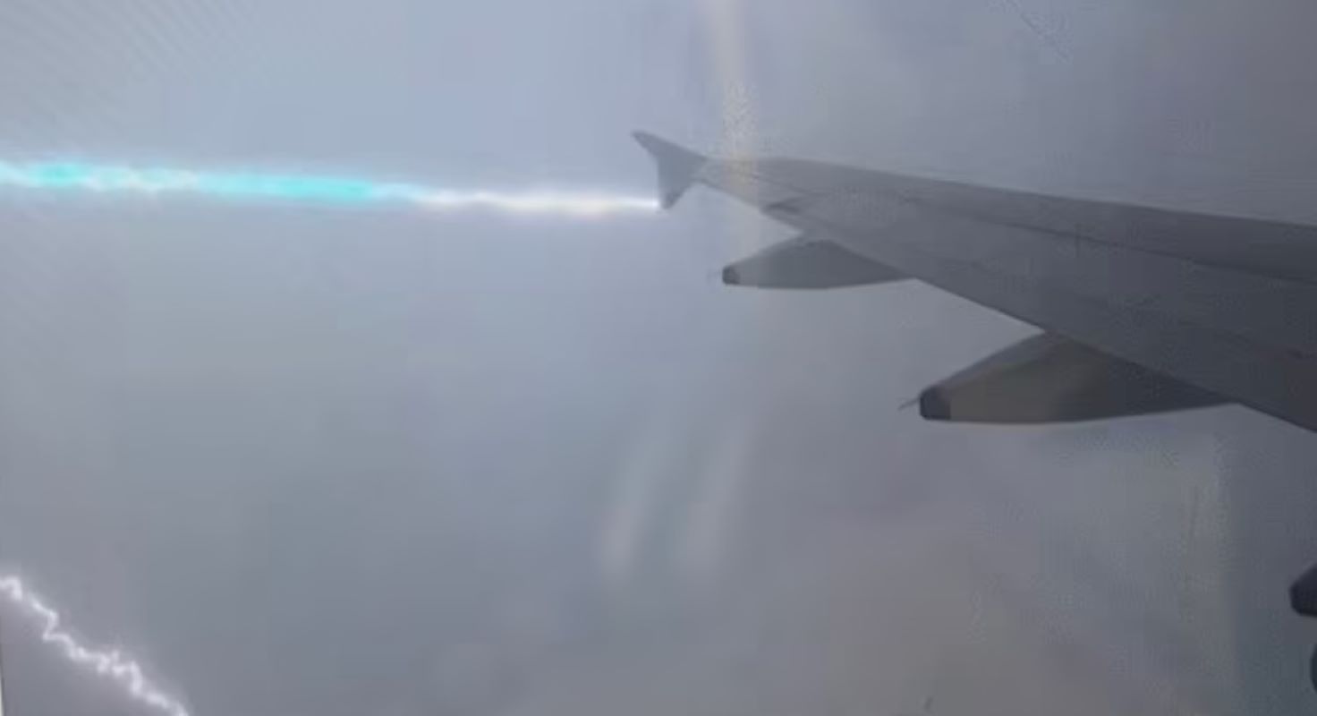 Αεροσκάφος της British Airways χτυπήθηκε από κεραυνό – Έντρομοι οι επιβάτες