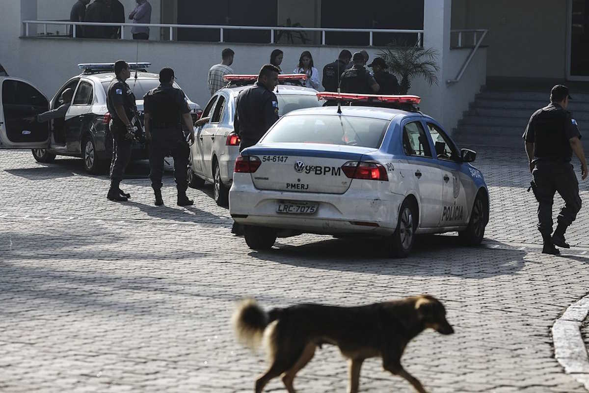 epa06056287 Police cars inside the 'Cidade da Policia' (Lit. City of the Police, a headquarter of the Police), in Rio de Janeiro, Brazil, on 29 June 2017. The police begins an operation to arrest some 200 police agents and traffickers suspected of joining a criminal network, in what they are calling the largest operation against police corruption developed in the history of Rio de Janeiro. 96 military police officers that are in Sao Goncalo, in the metropolitan region of Rio, are accused of receiving bribes of approximately million reais (about 300.000 US dollars) a month, from criminal gangs. The investigation shows that the military police came to offer different services to the traffickers, from facilitating their 'businesses' to escorting their transports and providing them weapons.  EPA