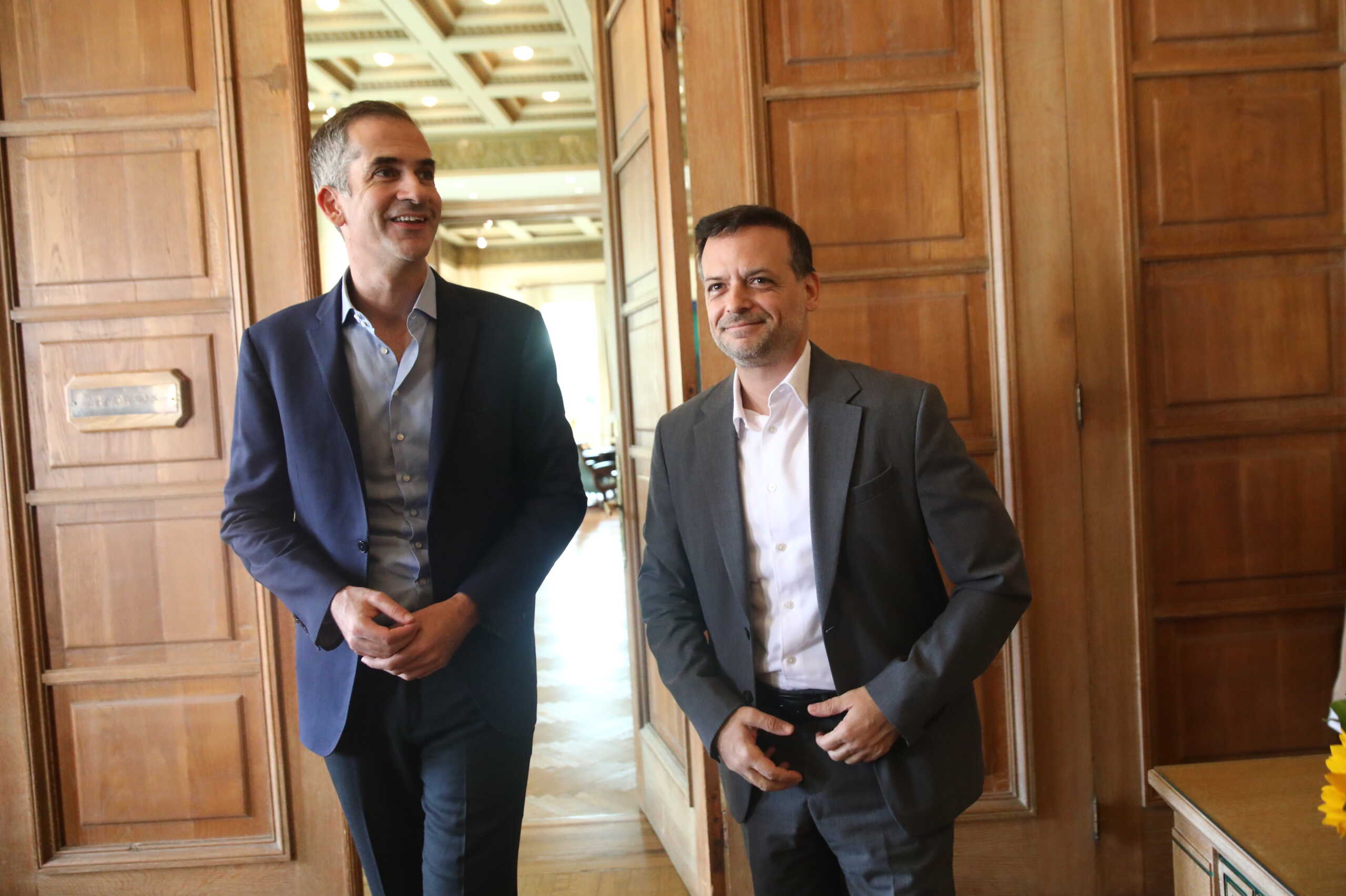 Συνάντηση του νέου δημάρχου Αθηναίων Χάρη Δούκα με τον απερχόμενο δήμαρχο, Κώστα Μπακογιάννη, Παρασκευή 20 Οκτωβρίου 2023. Τη συνάντηση ζήτησε ο Χάρης Δούκας προκειμένου να ενημερωθεί και να υπάρχει συνεργασία για το διάστημα μέχρι την 1η Ιανουαρίου που θα παραμένει στην κεφαλή του δήμου ο Κώστας Μπακογιάννης, για κρίσιμα ζητήματα που έχουν να κάνουν με απαραίτητα έργα εν όψει του χειμώνα.
(ΓΙΑΝΝΗΣ ΠΑΝΑΓΟΠΟΥΛΟΣ