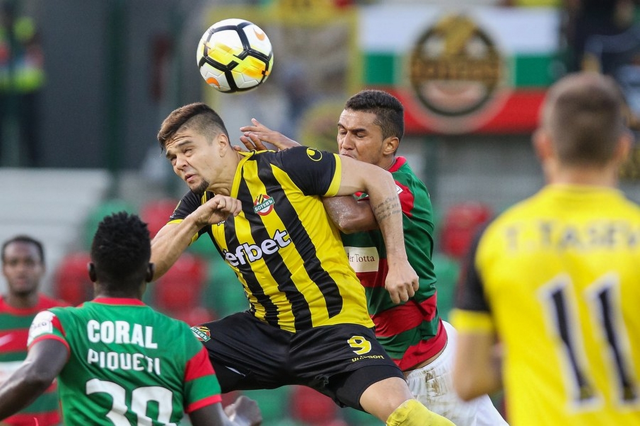 epa06123457 Maritimo's Pablo Santos (4-L) fights for the ball against Botev Plovdiv's Fernando Viana (3-L) during the UEFA Europa League third qualifying round 2nd leg soccer match between Maritimo and Botev Polvdiv in Funchal, Portugal, 03 August 2017.  EPA