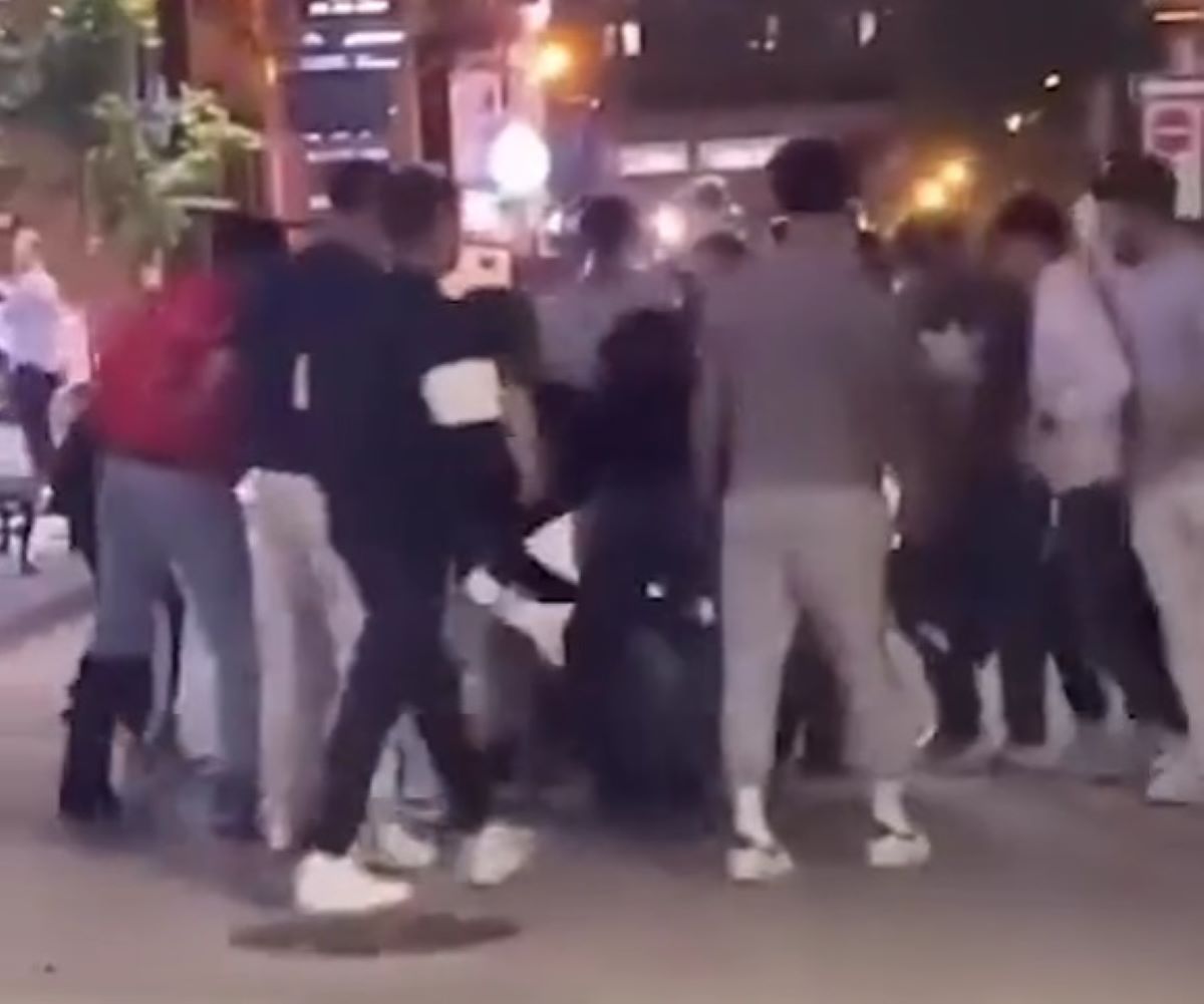 Καναδάς: Όχλος ανδρών ξυλοκόπησε βάναυσα ζευγάρι γυναικών – Βίντεο από την ομοφοβική επίθεση  