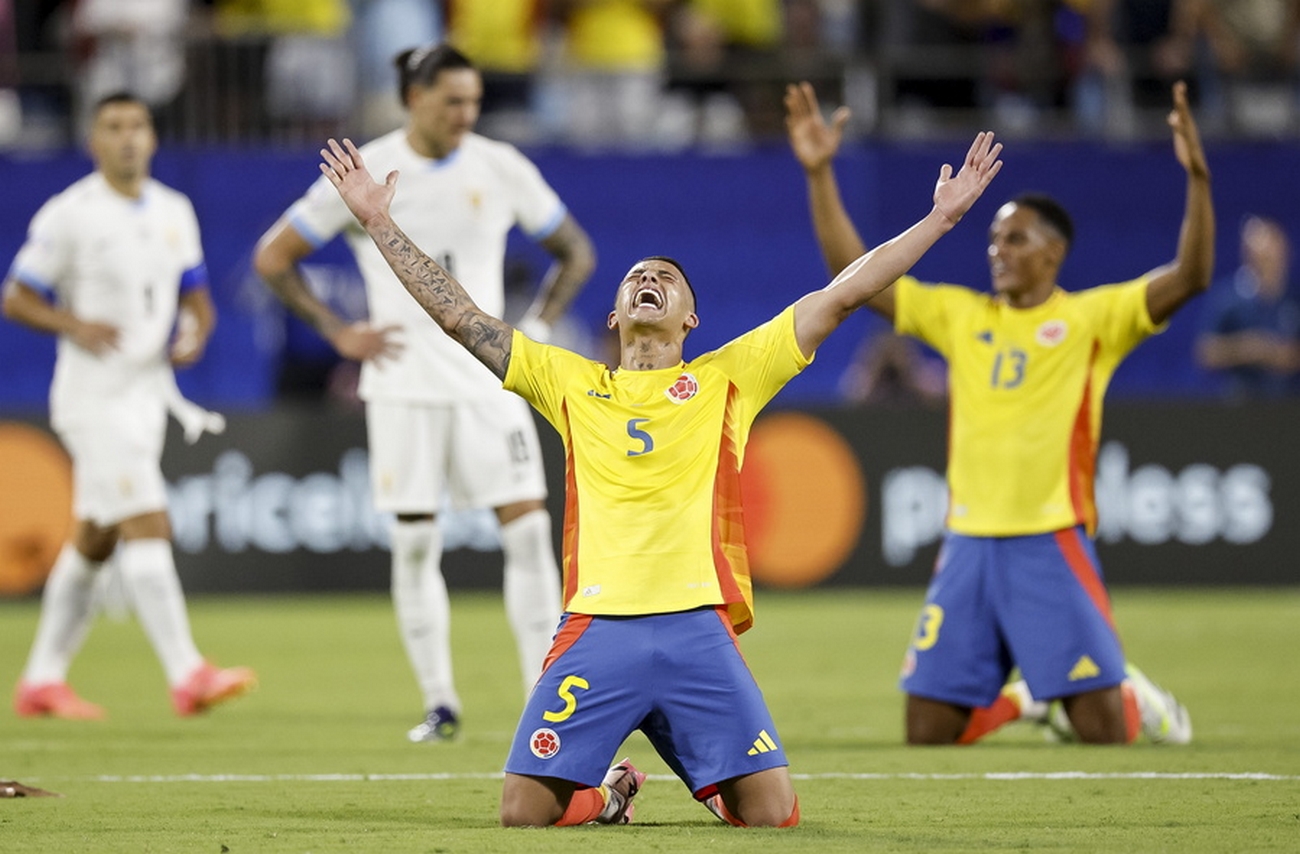 epa11471827 Colombia's Kevin Castano (C) and Yerry Mina (R) react to defeating Uruguay in the CONMEBOL Copa America 2024 semi-finals match between Uruguay and Colombia at Bank of America stadium in Charlotte, North Carolina, USA, 10 July 2024.  EPA