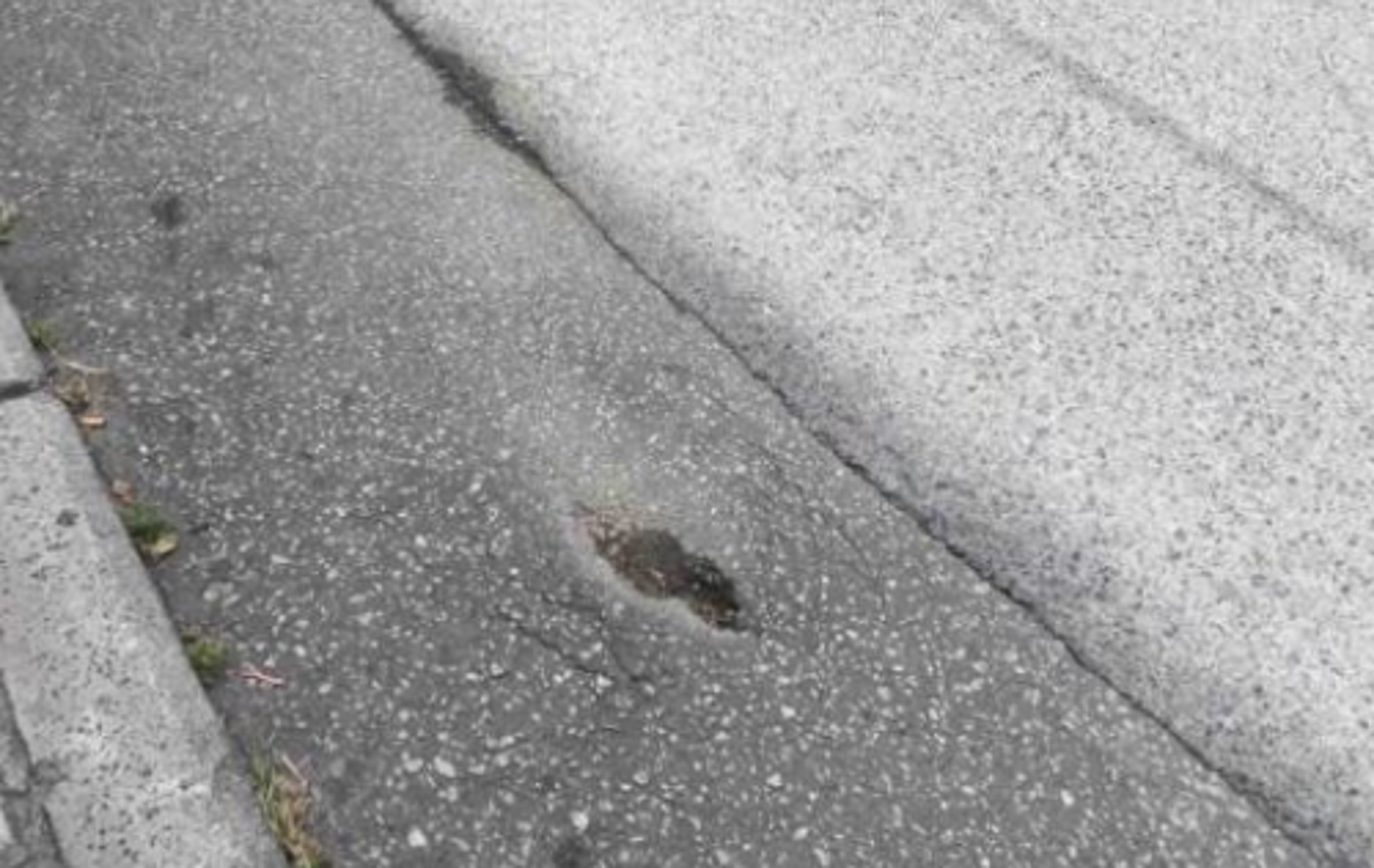 Θεσσαλονίκη: Γυναίκα έσπασε το πόδι της όταν άνοιξε τρύπα στον δρόμο που περπατούσε στον Εύοσμο
