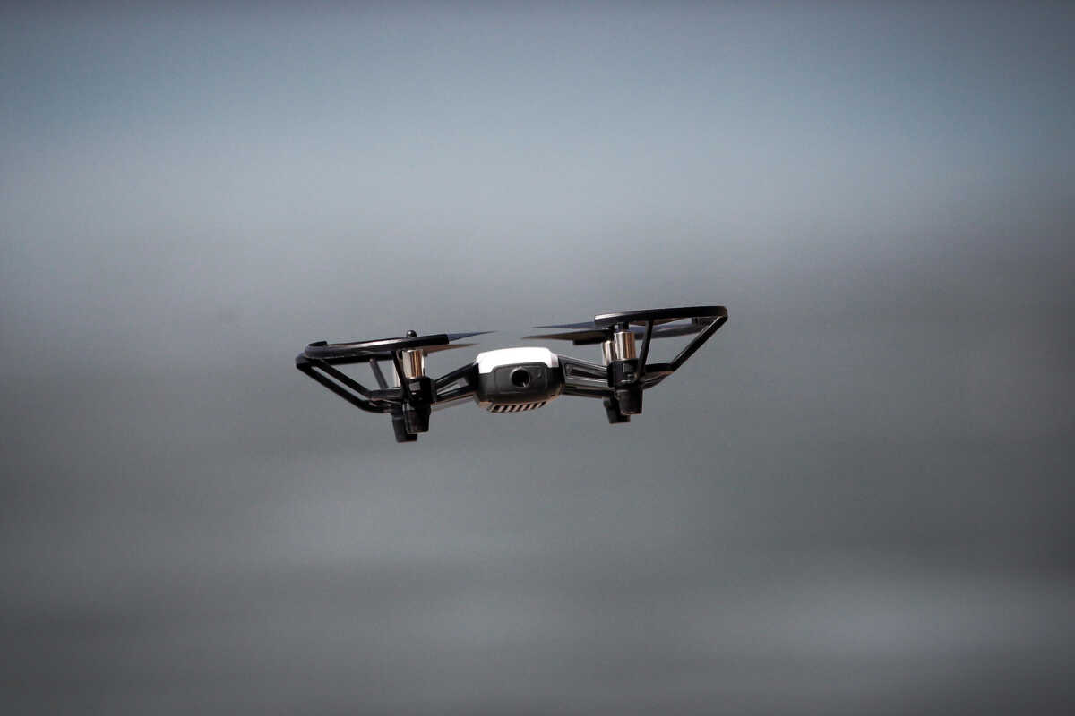 ¸íá ìéêñü drone ðåôÜ ðÜíù áðü ôçí ðáñáëßá ôçò Ìçëßíáò óôï íüôéï ÐÞëéï.
(EUROKINISSI