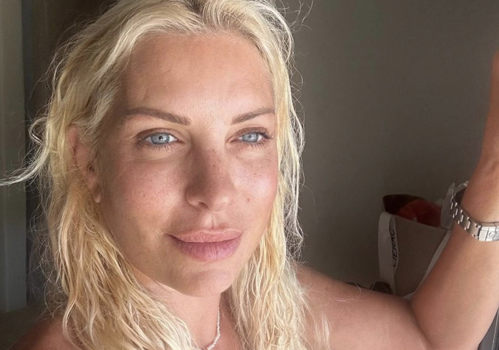 Ελένη Μενεγάκη: Selfie από τις διακοπές δίχως ίχνος μακιγιάζ