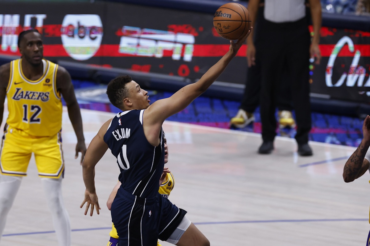 epa11025735 Dallas Mavericks guard Dante Exum of Australia (L) makes a layup past Los Angeles Lakers guard Austin Reaves (R) during the second half of an NBA game between the Dallas Mavericks and the Los Angeles Lakers at the American Airlines Center in Dallas, Texas, USA, 12 December 2023.  EPA