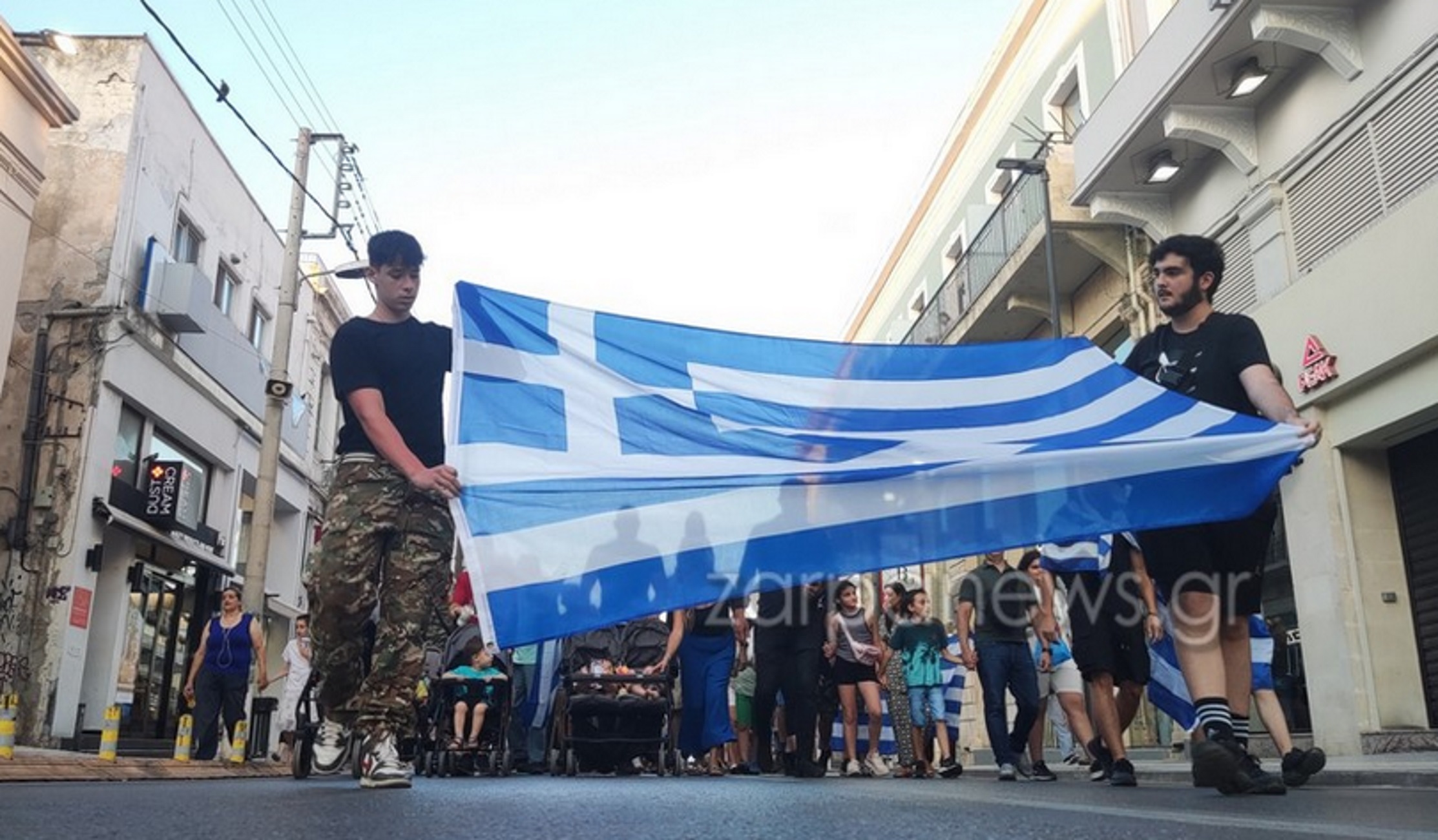 Family Pride στα Χανιά με μωρά σε καρότσια, σημαίες και συνθήματα κατά της ισότητας στον πολιτικό γάμο