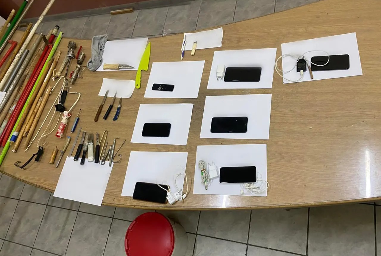 Φυλακές Κορυδαλλού: Κινητά, μαχαίρια, σουβλιά και κοντάρια βρέθηκαν μέσα σε κελιά
