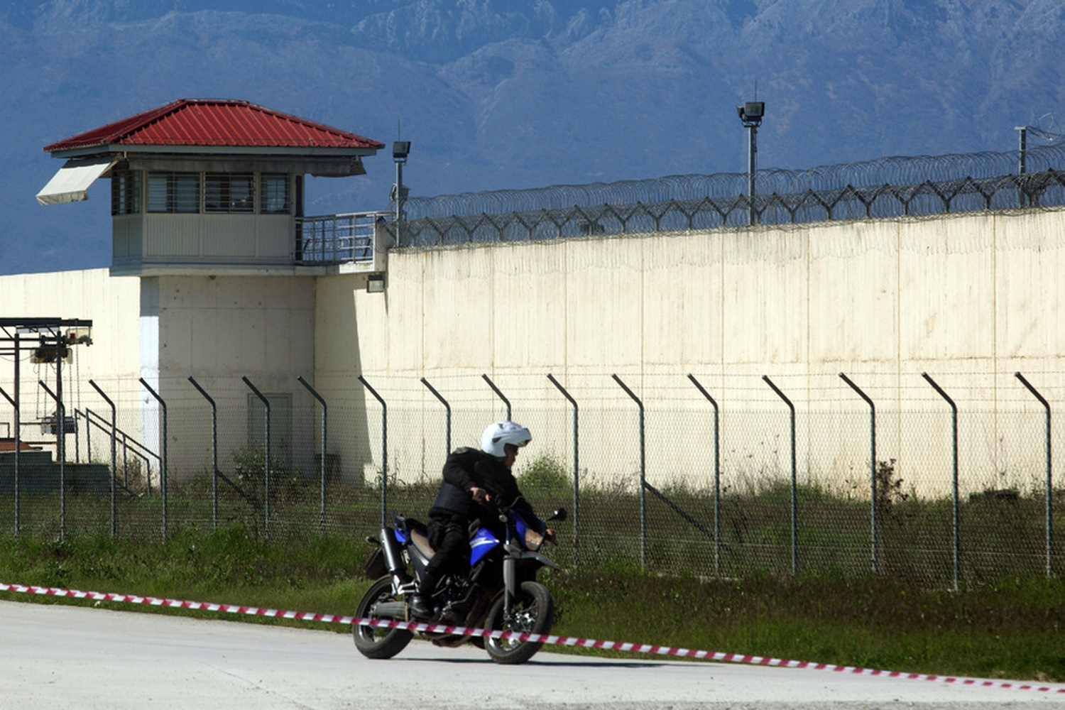 Τρίκαλα: Αιφνιδιαστική έφοδος της αστυνομίας στις φυλακές – Κατασχέθηκαν αυτοσχέδια μαχαίρια