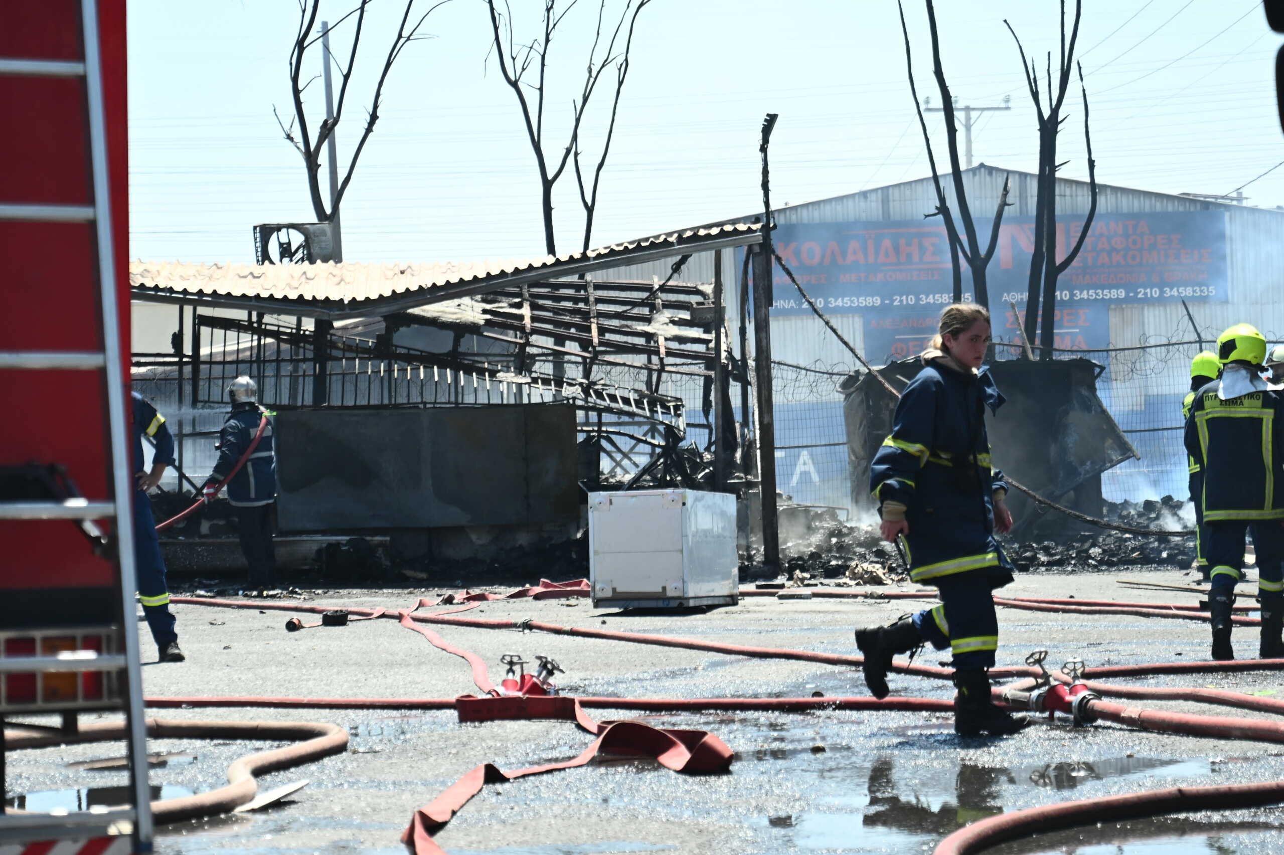 Πυρκαγιά σε αποθηκευτικό χώρο στο Αιγάλεω, Τετάρτη 31 Ιουλίου 2024. Για την κατάσβεση της φωτιάς επιχείρησαν 19 πυροσβέστες με 4 οχήματα και ένα ειδικό βραχιονοφόρο όχημα, ενώ ρίψεις νερού πραγματοποίησε και ελικόπτερο. Σημειώνεται πως για την φωτιά ενεργοποιήθηκε και το 112. Κάτοικοι της Αττικής έλαβαν μήνυμα προτρέποντάς τους να κλείσουν τις πόρτες και τα παράθυρα. 
(ΚΩΣΤΑΣ ΤΖΟΥΜΑΣ
