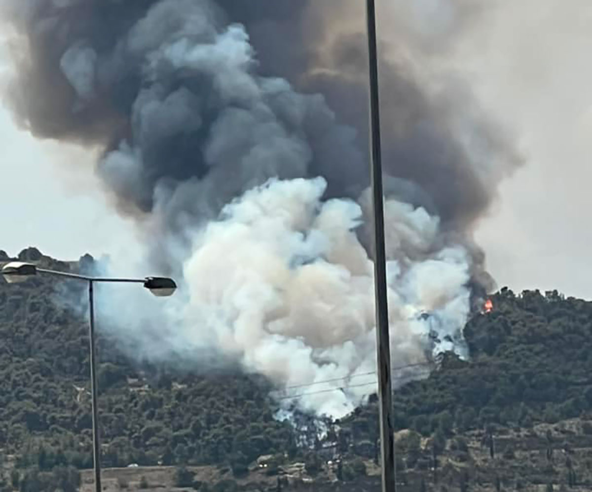 Φωτιά στα Γλυκά Νερά: Ήχησε το 112 – Ποιοι δρόμοι είναι κλειστοί