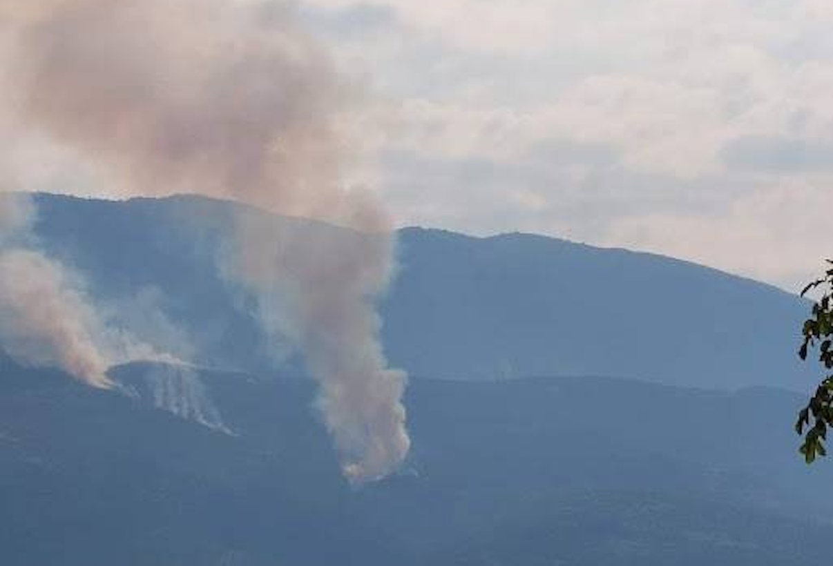 Πέλλα: Ολονύχτια μάχη με τις φλόγες στο όρος Πάικο – Ξεκίνησαν ρίψεις νερού και αεροπλάνα
