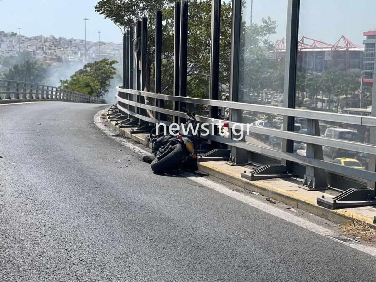 Φωτιά σε μηχανή στην έξοδο του Κηφισού προς Πειραιά: Έλιωσαν μέχρι και τα προστατευτικά πλεξιγκλάς του δρόμου