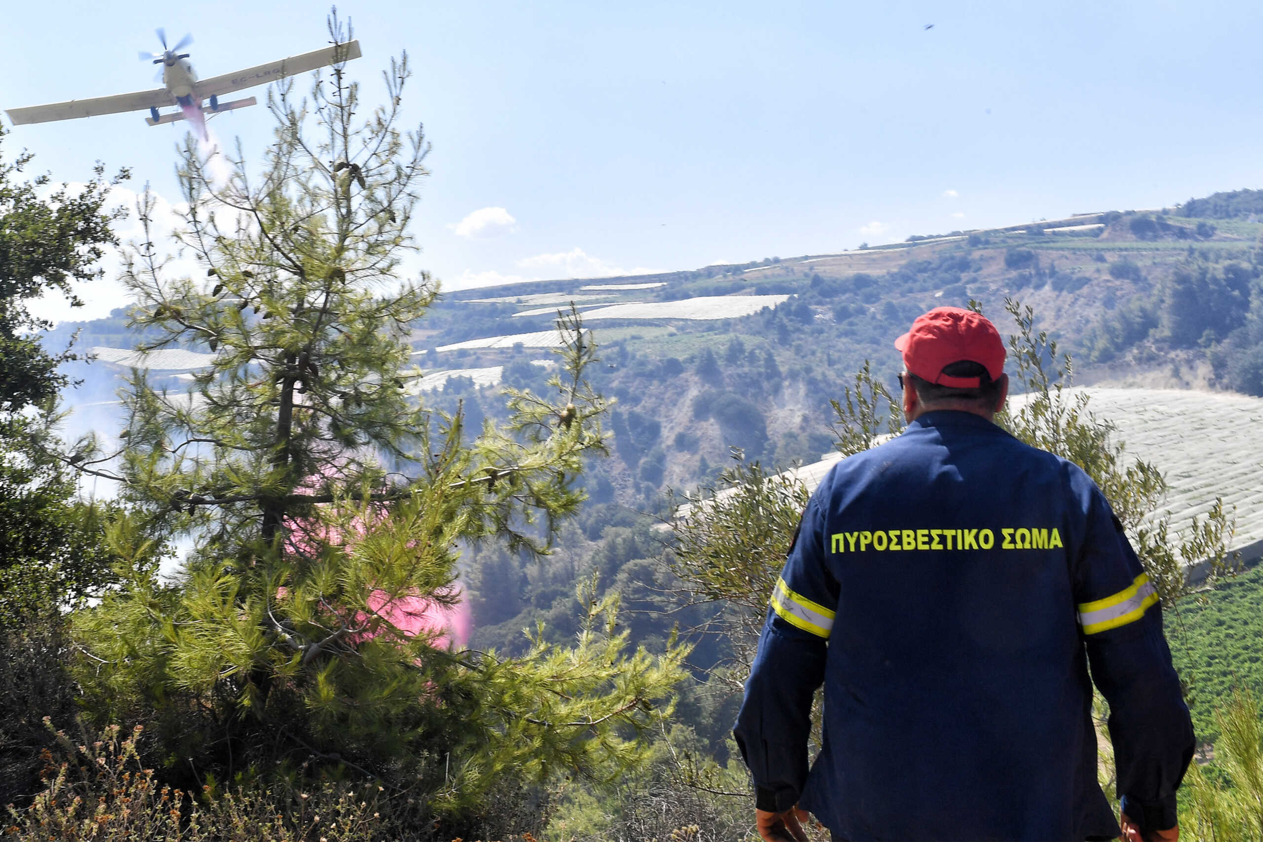 Μεγάλη πυρκαγιά ξέσπασε το μεσημέρι στην περιοχή Στιμάγκα Κορινθίας. Μέχρι αυτήν την ώρα οι δυνάμεις της Πυροσβεστικής δίνουν μάχη, καθώς μαίνεται ανεξέλεγκτη, Πέμπτη 11 Ιουλίου 2024  (ΒΑΣΙΛΗΣ ΨΩΜΑΣ