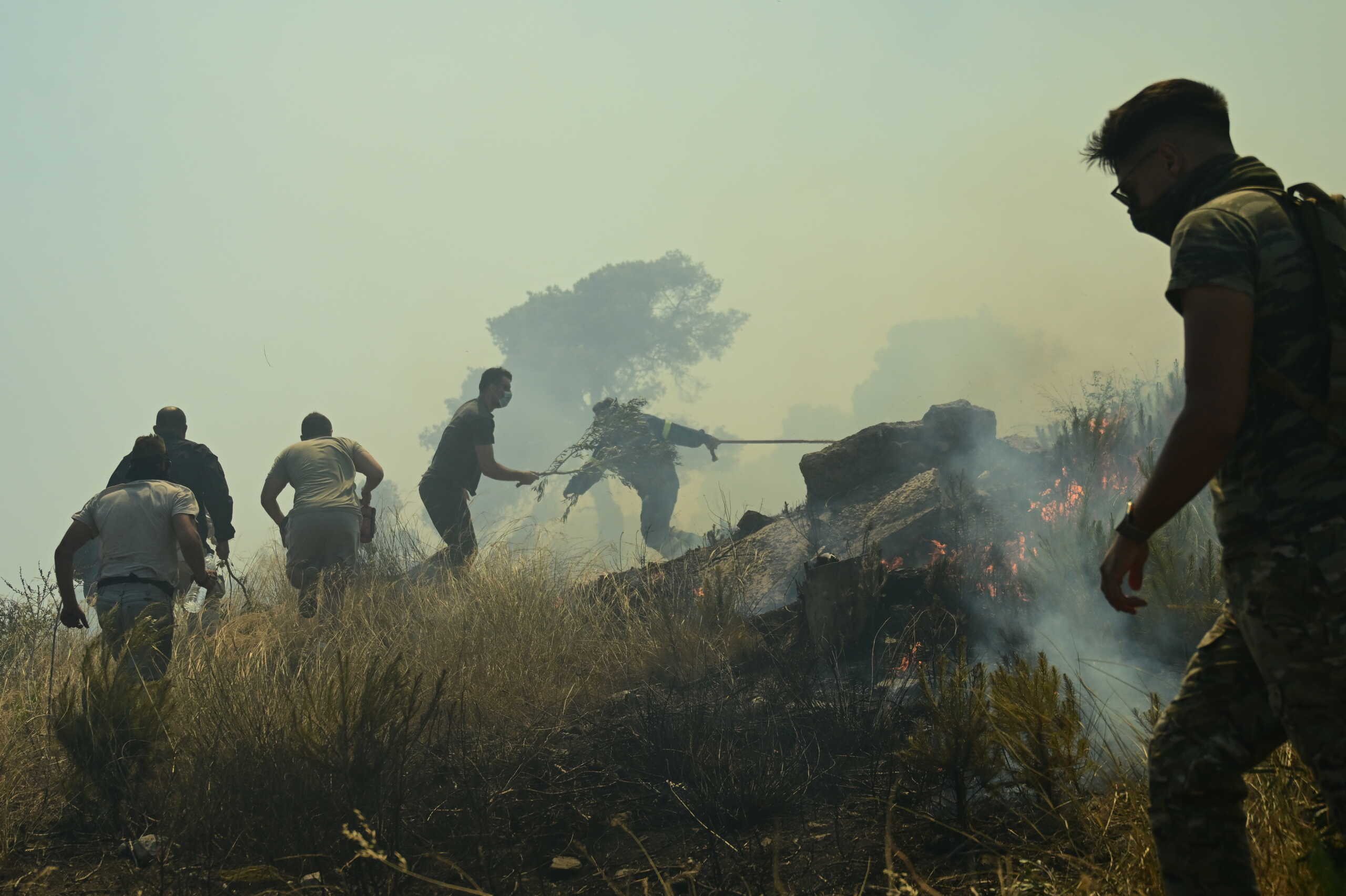 Πυρκαγιά στην Πλάκα Κερατέας, Κυριακή 30 Ιουνίου 2024. 
(ΚΩΣΤΑΣ ΤΖΟΥΜΑΣ