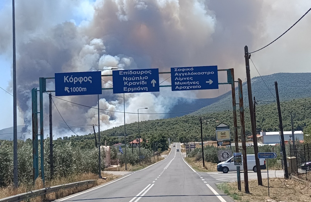 Πυκνοί καπνοί από την πυρκαγιά που ξέσπασε σε δασική έκταση στην περιοχή Άγιος Βλάσης Κορινθίας, την Τετάρτη 17 Ιουλίου 2024. Σύμφωνα με την Πυροσβεστική, η φωτιά εκδηλώθηκε περίπου στις 11:42 και για την κατάσβεσή της έχουν κινητοποιηθεί 46 πυροσβέστες με μία ομάδα πεζοπόρου τμήματος, 18 οχήματα και από αέρος τρία αεροσκάφη και τέσσερα ελικόπτερα εκ των οποίων ένα για συντονισμό.  ΑΠΕ-ΜΠΕ