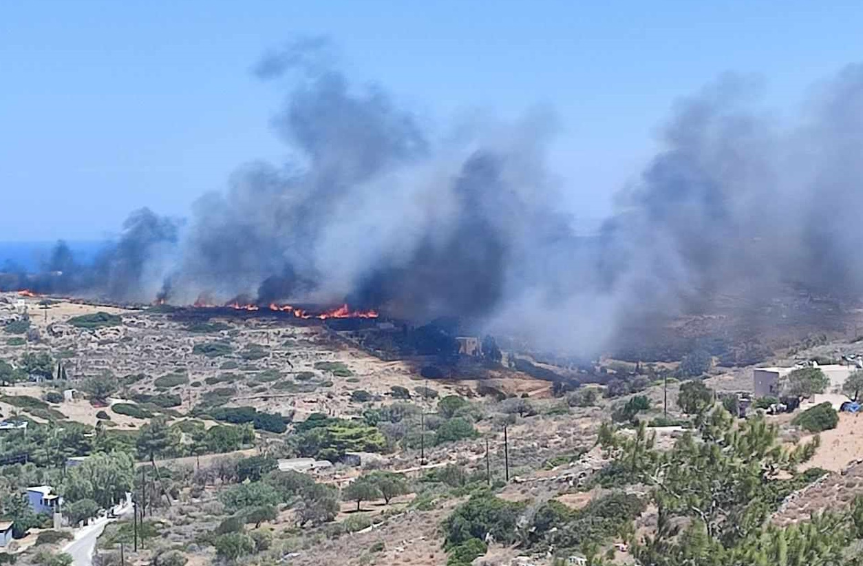 Φωτιά στη Σύρο στην περιοχή Χρούσα: Μήνυμα του 112 για απομάκρυνση κατοίκων προς Βάρη