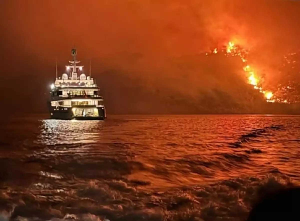 Φωτιά στην Ύδρα: Ομολόγησε ο καπετάνιος της θαλαμηγού ότι εκείνος πέταξε τα πυροτεχνήματα