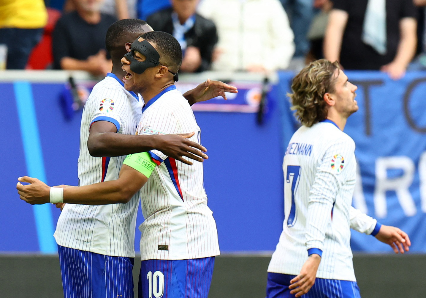 Soccer Football - Euro 2024 - Round of 16 - France v Belgium - Dusseldorf Arena, Dusseldorf, Germany - July 1, 2024 France's Randal Kolo Muani celebrates scoring their first goal with Kylian Mbappe and Antoine Griezmann REUTERS