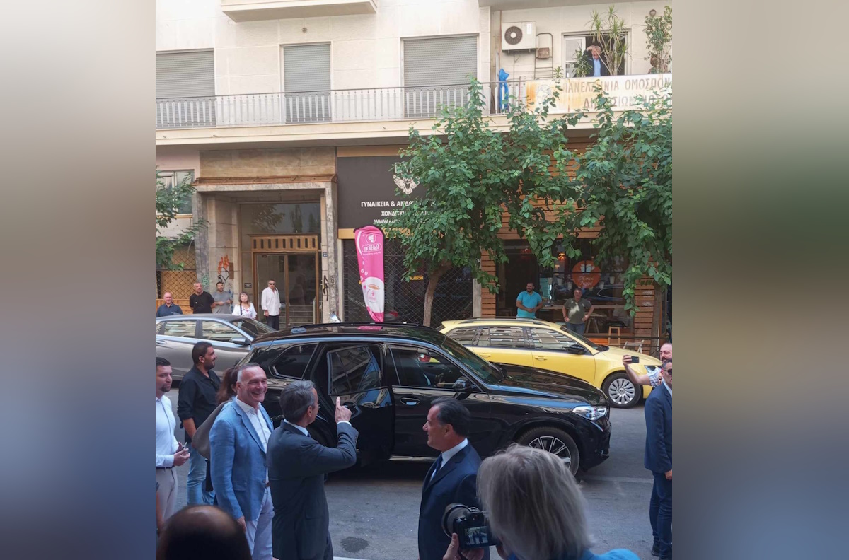Κυριάκος Μητσοτάκης: Η «αναπάντεχη» συνάντηση με τον πρόεδρο της ΠΟΕΔΗΝ έξω από το υπουργείο Υγείας