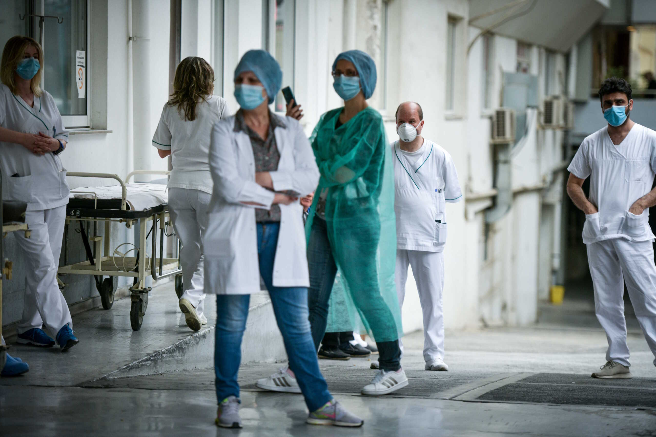 οκτώ μουσικοί από την Ορχήστρα Σύγχρονης
Μουσικής της ΕΡΤ βρέθηκαν στον Ευαγγελισμό και έδωσαν μια μικρή συναυλία με έργα Χατζιδάκι και
Θεοδωράκη.Είναι ένα ελάχιστο «ευχαριστώ» της δημόσιας τηλεόρασης στους χιλιάδες γιατρούς και τους
νοσηλευτές μας που δίνουν ακούραστα τη γενναία μάχη εναντίον του ιού, αλλά και μια νότα αισιοδοξίας
για τους συμπολίτες μας που νοσηλεύονται στο συγκεκριμένο νοσοκομείο αναφοράς και κάποιοι από
αυτούς αντιμετωπίζουν τη μεγάλη δοκιμασία του Covid 19,  Δευτερα 20 Απριλίου 2020 "
(EUROKINISSI
