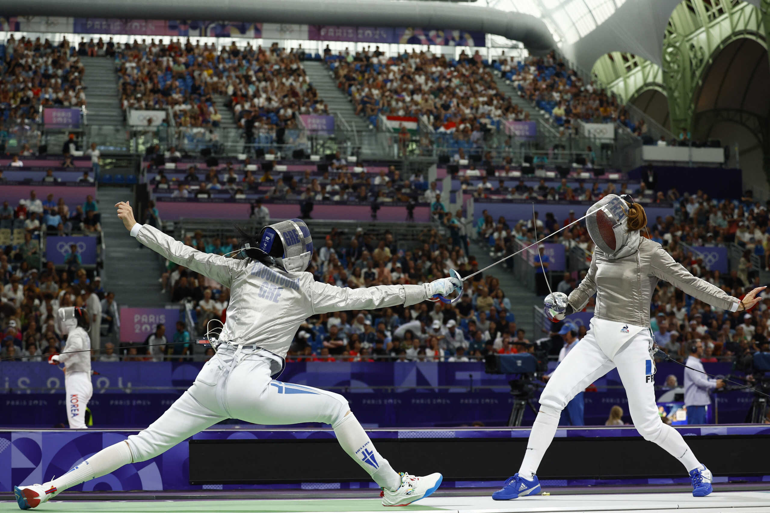 Paris 2024 Olympics - Fencing - Women's Sabre Individual Table of 8 - Grand Palais, Paris, France - July 29, 2024. Theodora Gkountoura of Greece in action against Manon Apithy-Brunet of France. REUTERS