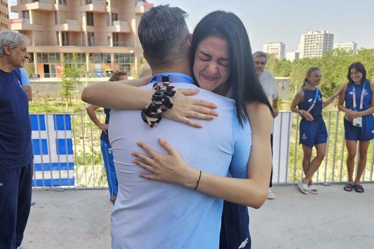 Η Δώρα Γκουντούρα δάκρυσε τη στιγμή του αποχαιρετισμού από την ελληνική αποστολή