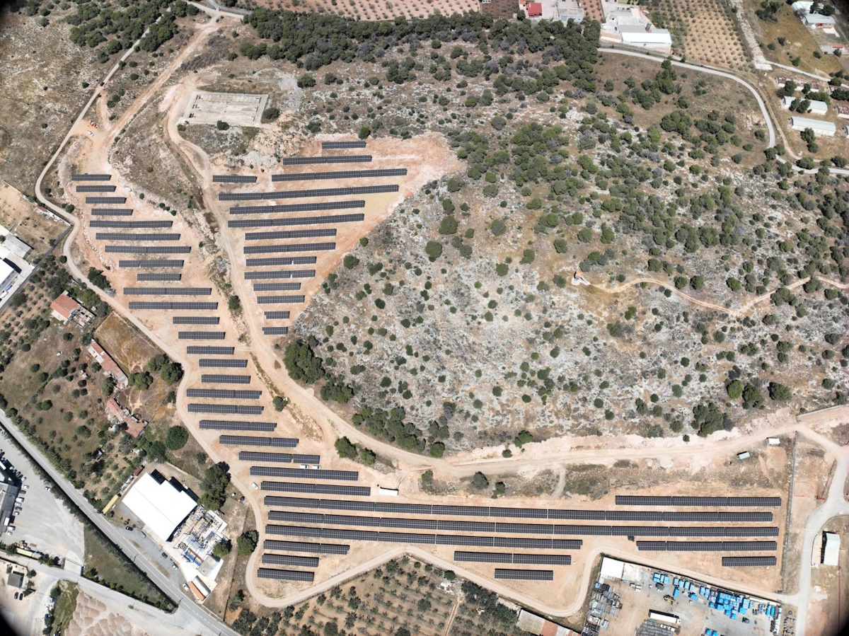 Helleniq Energy: Δημιουργία του πρώτου φωτοβολταϊκού σταθμού αυτοπαραγωγής σε βιομηχανική της εγκατάσταση