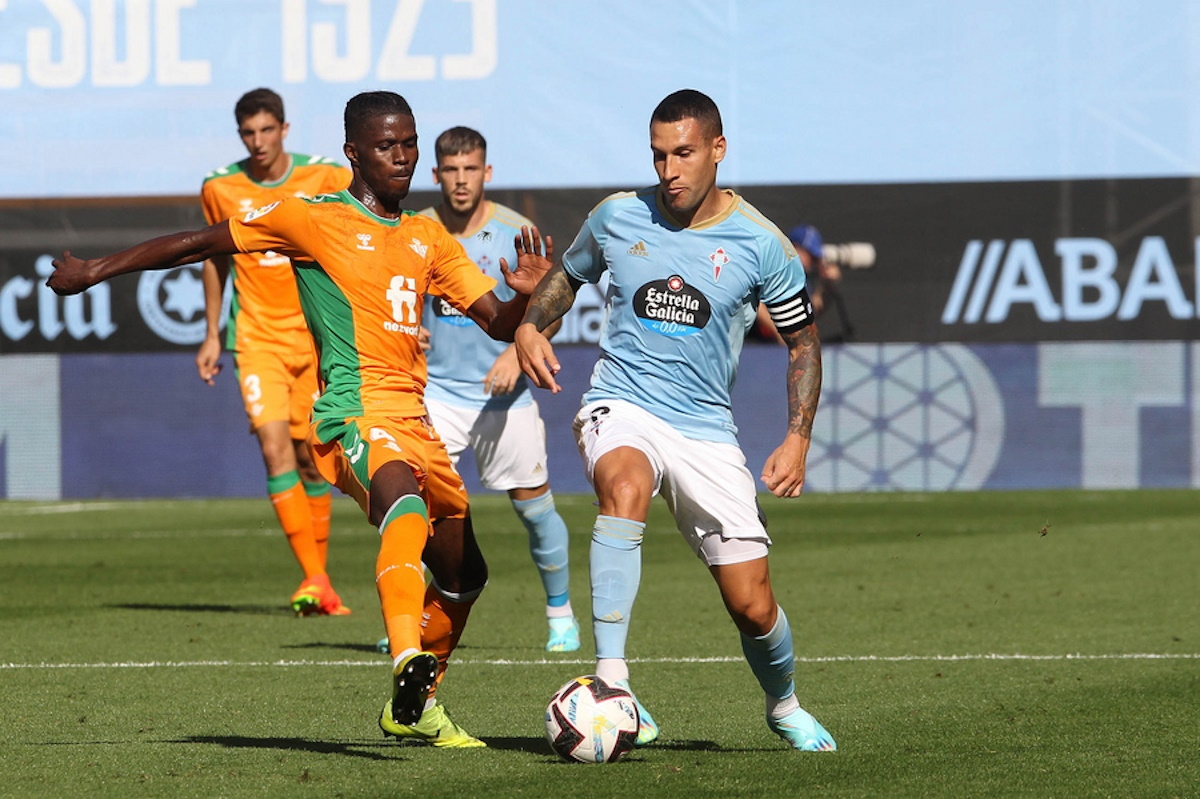epa10219704 Celta de Vigo's Hugo Mallo (R) in action against Real Betis' William Carvalho during the Spanish LaLiga soccer match between Celta de Vigo and Real Betis at Balaidos stadium in Vigo, northern Spain, 02 October 2022.  EPA