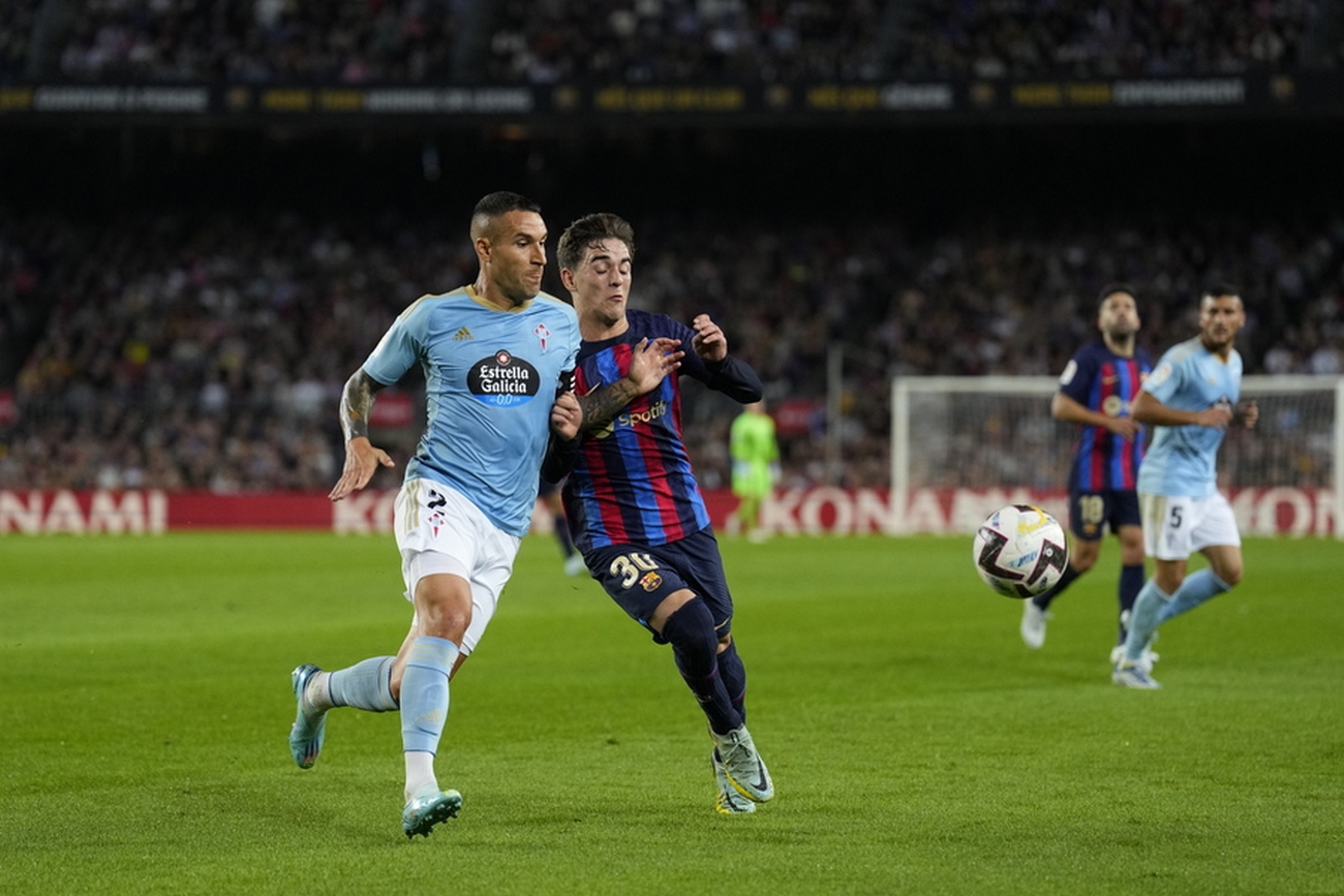 epa10233561 Barcelona's midfielder Gavi (R) duels for the ball against Celta's defender Hugo Mallo (L) during their Spanish LaLiga soccer match between FC Barcelona and Real Celta de Vigo at Camp Nou stadium in Barcelona, Catalonia, Spain, 09 October 2022.  EPA