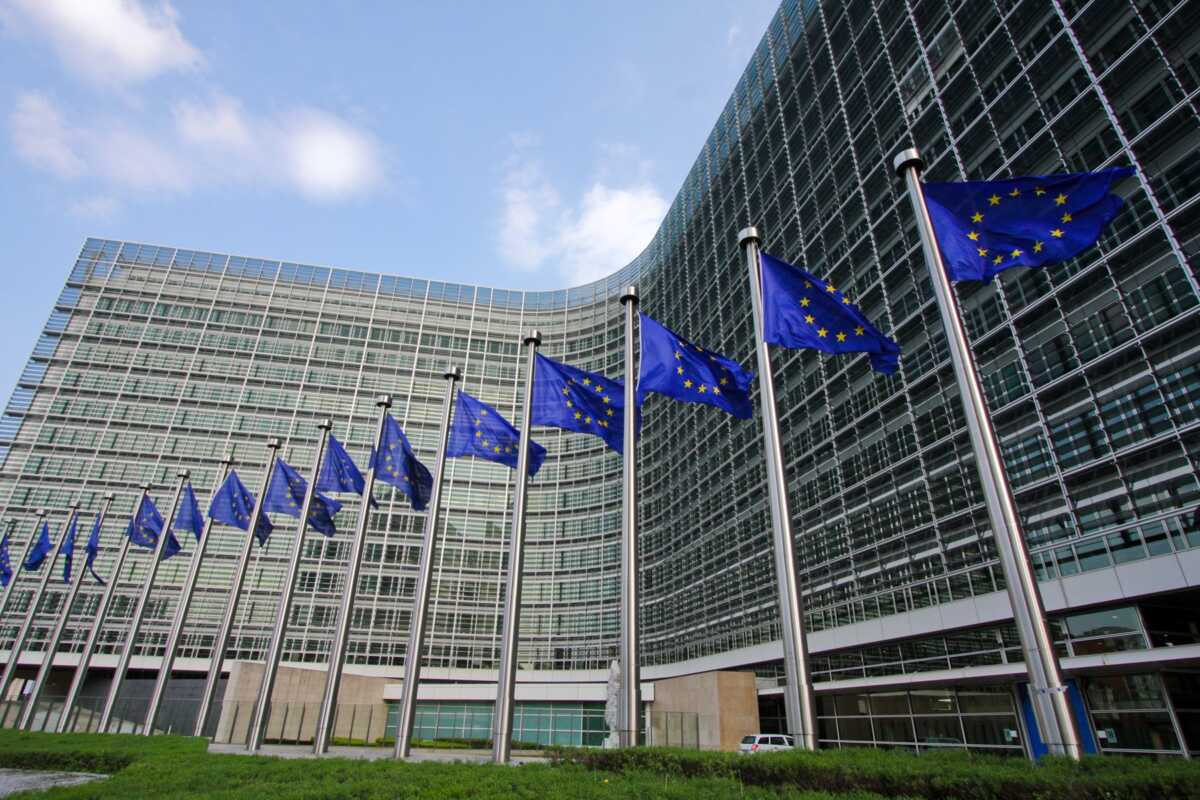 Η Κομισιόν εκταμίευσε την 4η πληρωμή δανείων 2,3 δισ. ευρώ στην Ελλάδα
