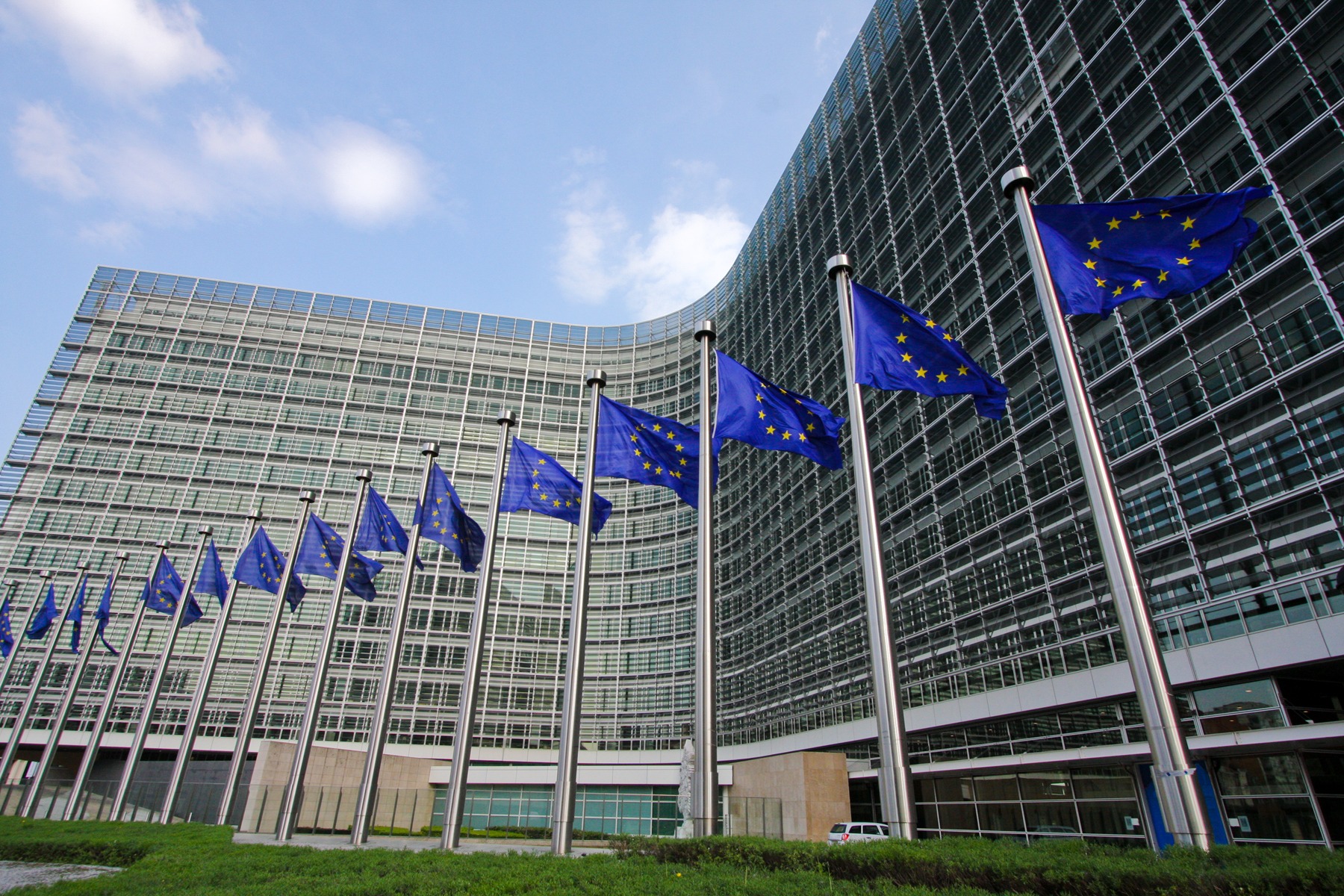 Η Κομισιόν εκταμίευσε την 4η πληρωμή δανείων 2,3 δισ. ευρώ στην Ελλάδα