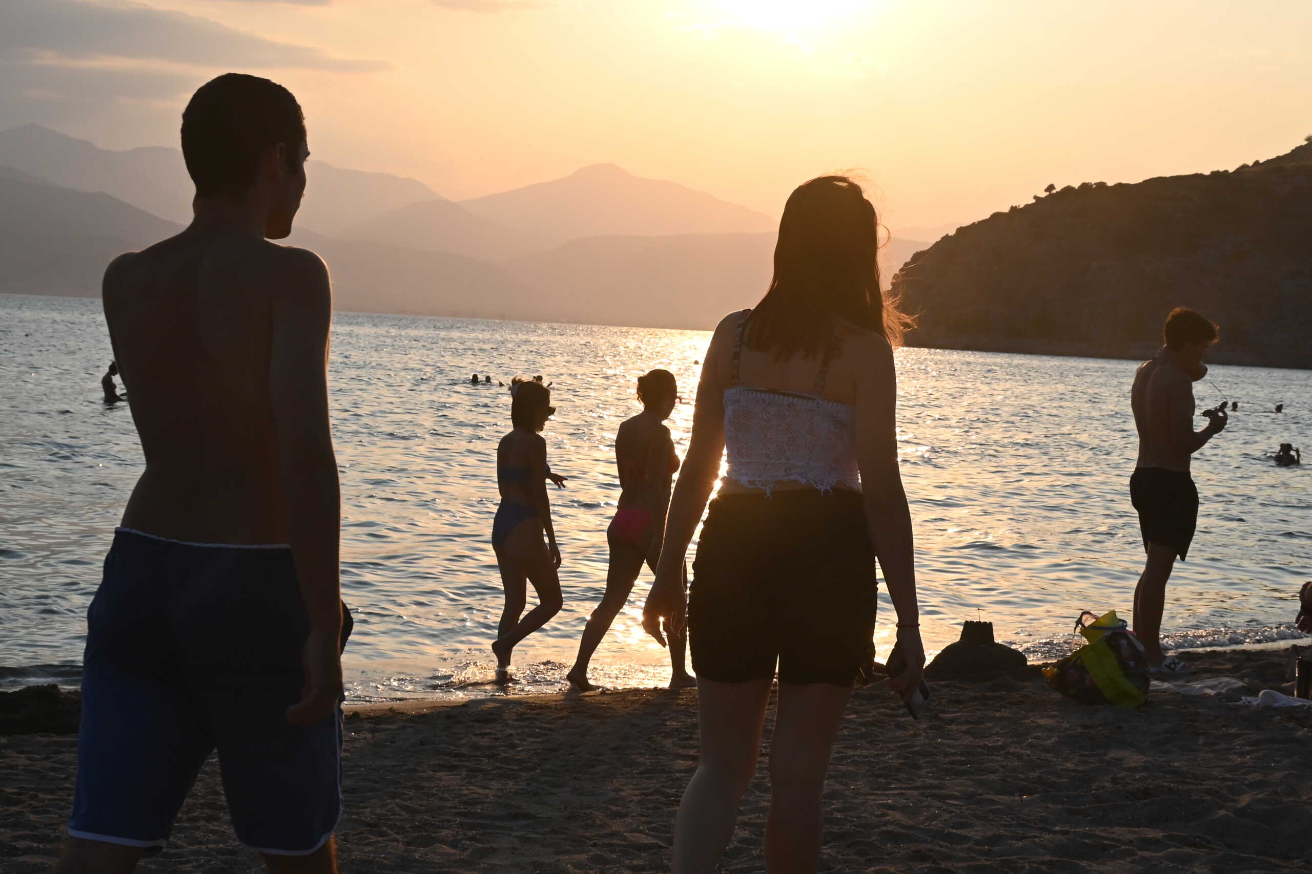 ΑΡΓΟΛΙΔΑ - ΣΤΙΓΜΙΟΤΥΠΟ ΚΑΥΣΩΝΑ - ΚΟΣΜΟΣ ΣΤΗ ΠΑΡΑΛΙΑ ΤΗΣ ΚΑΡΑΘΩΝΑΣ ΣΤΟ ΝΑΥΠΛΙΟ. (ΒΑΣΙΛΗΣ ΠΑΠΑΔΟΠΟΥΛΟΣ