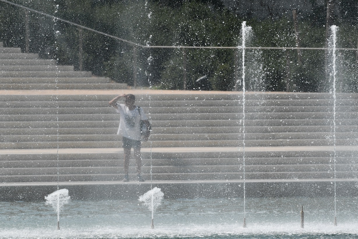 ΣΤΙΓΜΕΣ ΔΡΟΣΙΑΣ ΜΕΣΑ ΣΤΗ ΖΕΣΤΗ ΤΗΣ ΑΘΗΝΑΣ ΣΤΟ ΙΔΡΥΜΑ ΣΤΑΥΡΟΣ ΝΙΑΡΧΟΣ (ΜΙΧΑΛΗΣ ΚΑΡΑΓΙΑΝΝΗΣ