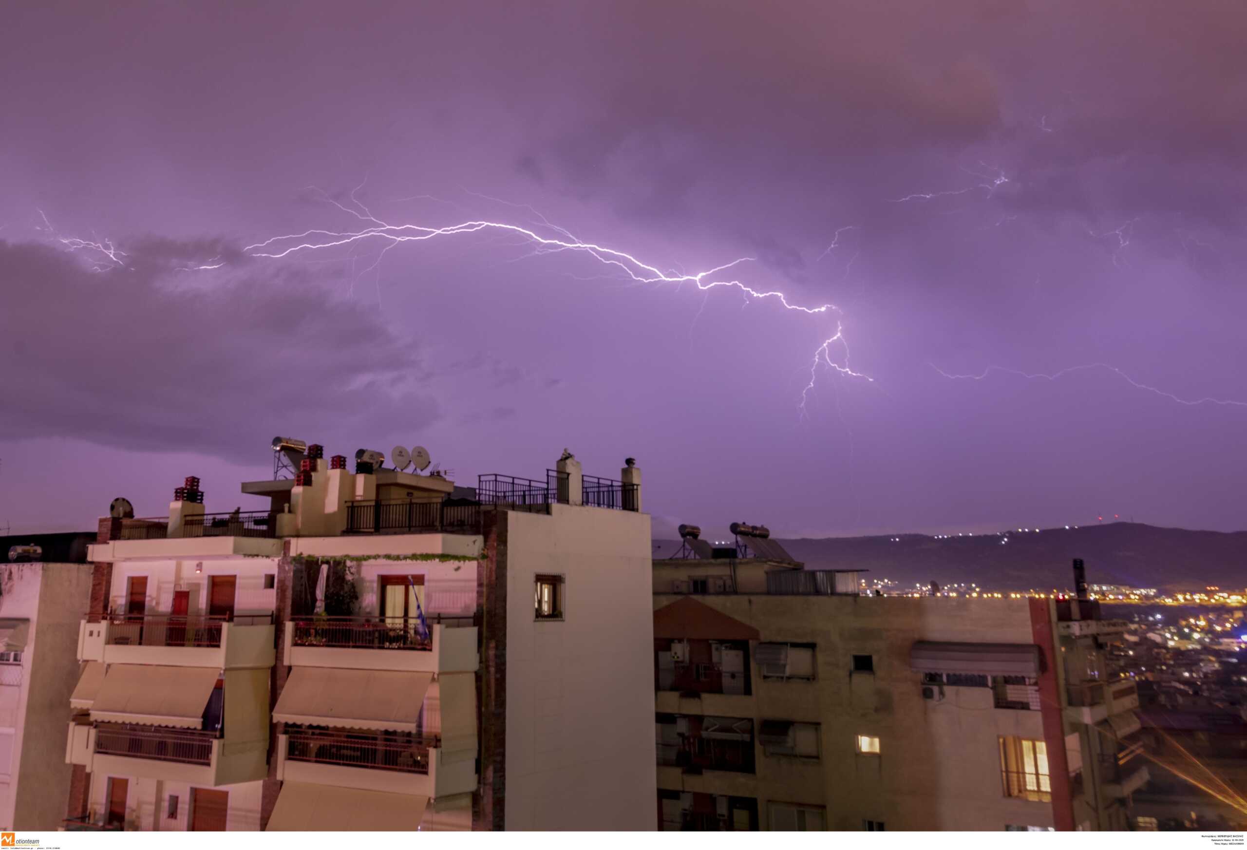 Καιρός: Έρχονται θερμικές καταιγίδες μετά από 15 ημέρες εξαντλητικού καύσωνα, που θα βρέξει