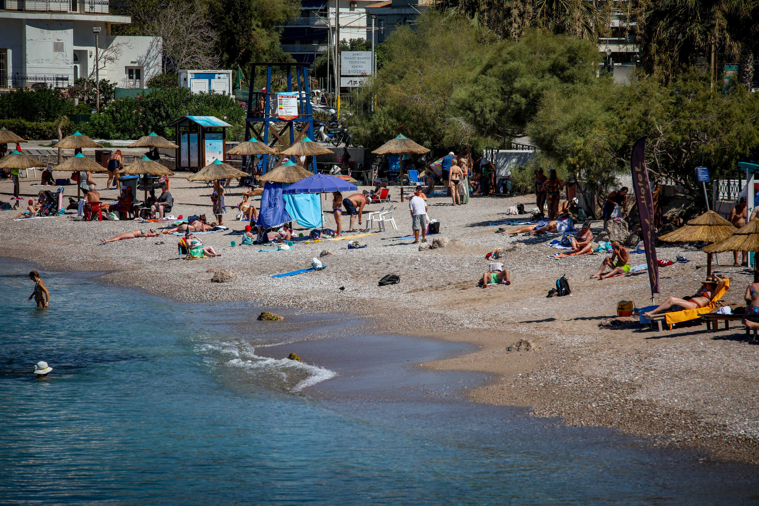 Το κύμα καύσωνα και οι υψηλές για την εποχή θερμοκρασίες, οδηγούν όσους βρίσκονται ακόμα στην πόλη της Αθήνας στις παραλίες για λίγη δροσιά, Τρίτη 16 Ιουλίου 2024  (ΜΑΡΙΑΝΘΗ ΤΣΟΜΠΑΝΟΠΟΥΛΟΥ)