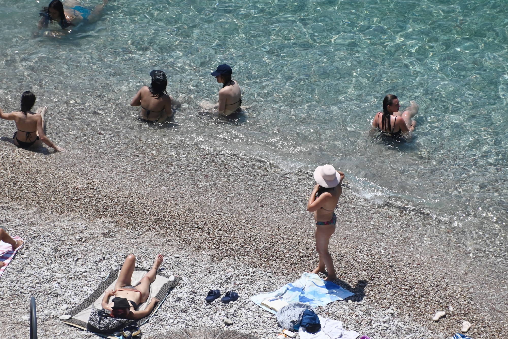 ΑΡΓΟΛΙΔΑ - ΣΤΙΓΜΙΟΤΥΠΟ ΖΕΣΤΗΣ ΚΑΙ ΜΠΑΝΙΟ ΣΤΗ ΠΑΡΑΛΙΑ ΤΗΣ ΑΡΒΑΝΙΤΙΑΣ ΣΤΟ ΝΑΥΠΛΙΟ. (ΒΑΣΙΛΗΣ ΠΑΠΑΔΟΠΟΥΛΟΣ