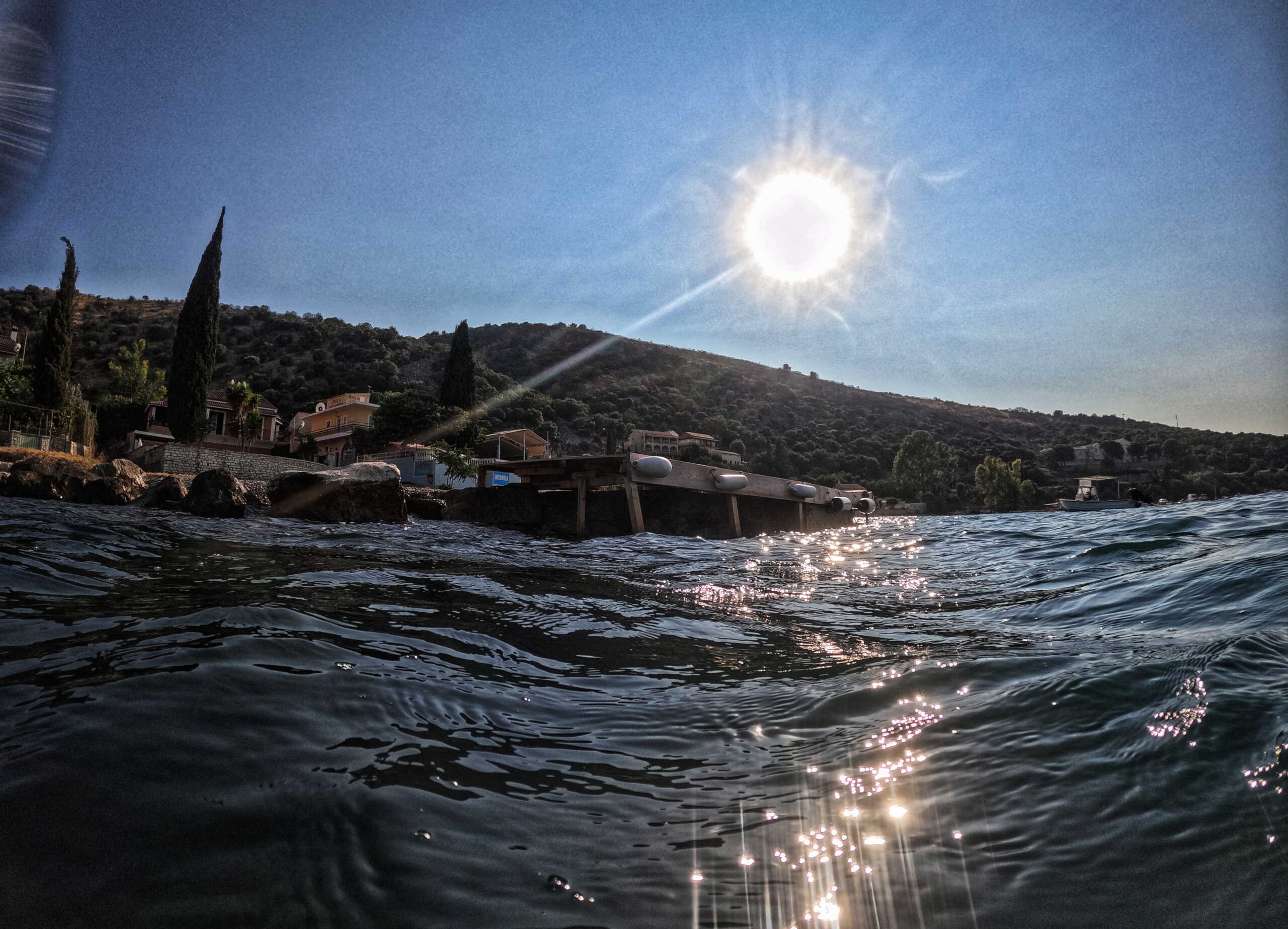 Στιγμιότυπο από την παραλία της Κασσιόπης στην Κέρκυρα. 
(ΓΙΩΡΓΟΣ ΚΟΝΤΑΡΙΝΗΣ