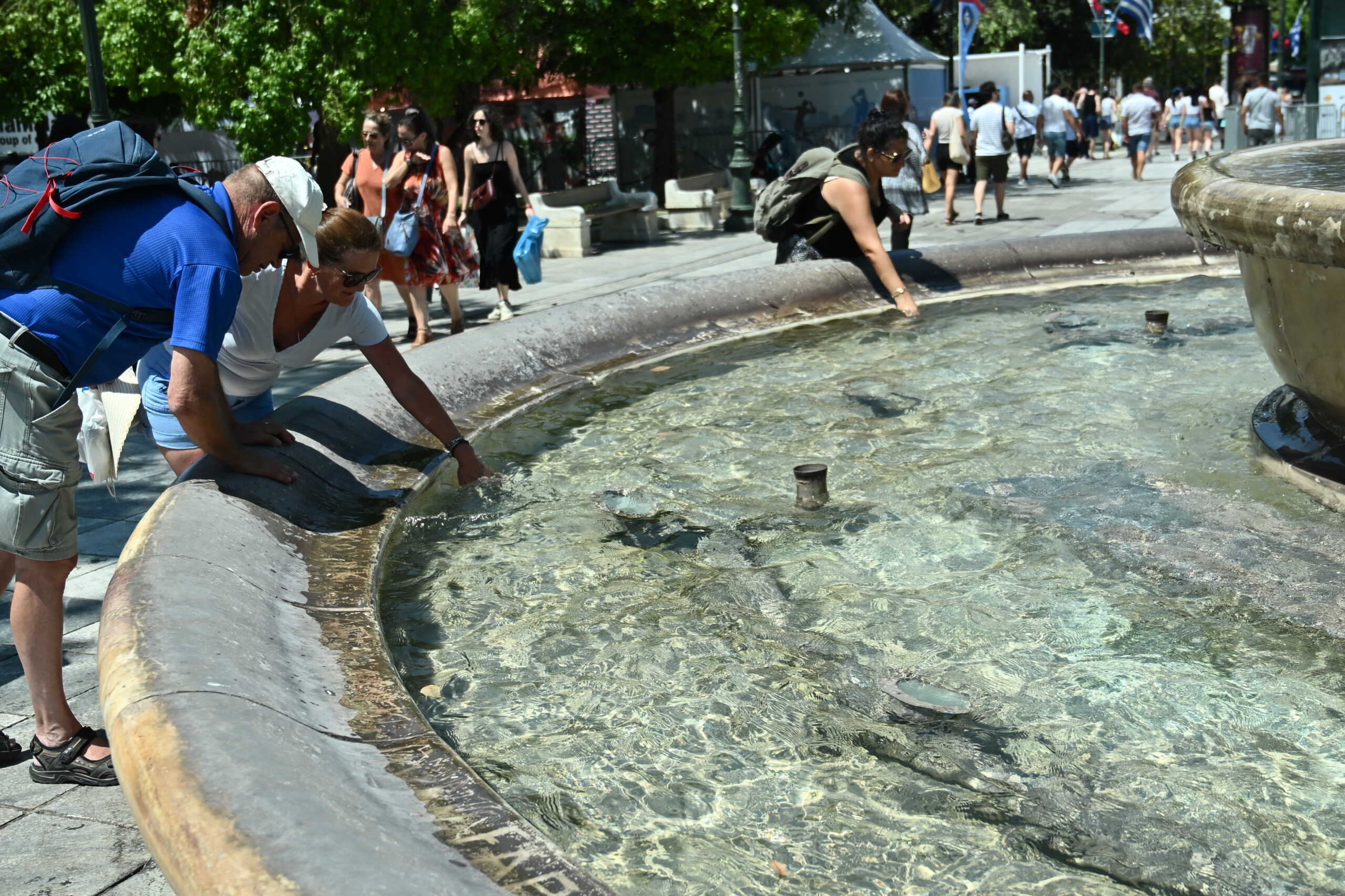 Στιγμιότυπο από το κέντρο της Αθήνας, Σάββατο 20 Ιουλίου 2024. Ακραία ζέστη αντιμετωπίζουν οι κάτοικοι της Αθήνας αλλά και σε όλη τη χώρα, καθώς συνεχίζεται ο καύσωνας που σαρώνει την επικράτεια τις τελευταίες ημέρες. 
(ΚΩΣΤΑΣ ΤΖΟΥΜΑΣ