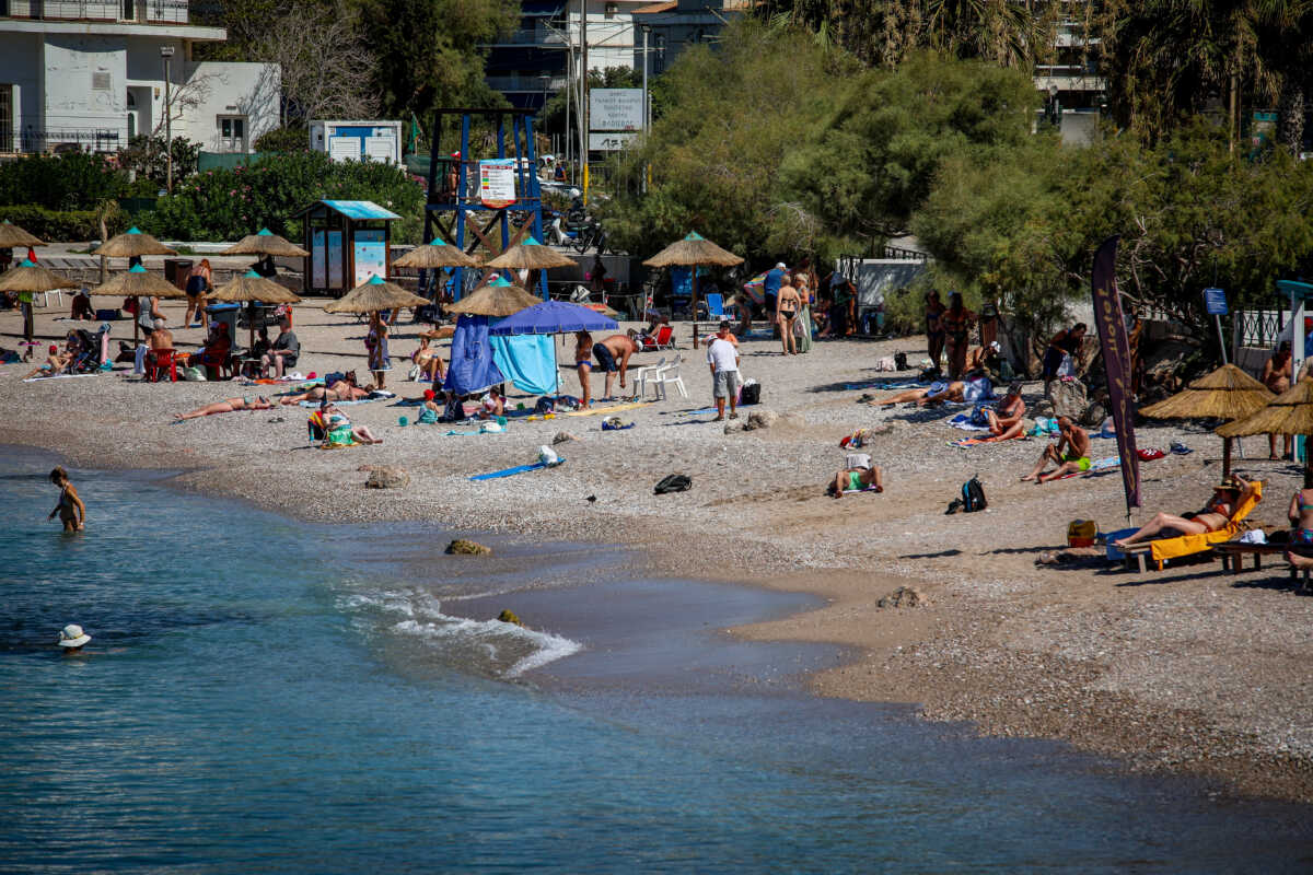 Το κύμα καύσωνα και οι υψηλές για την εποχή θερμοκρασίες, οδηγούν όσους βρίσκονται ακόμα στην πόλη της Αθήνας στις παραλίες για λίγη δροσιά, Τρίτη 16 Ιουλίου 2024  (ΜΑΡΙΑΝΘΗ ΤΣΟΜΠΑΝΟΠΟΥΛΟΥ)