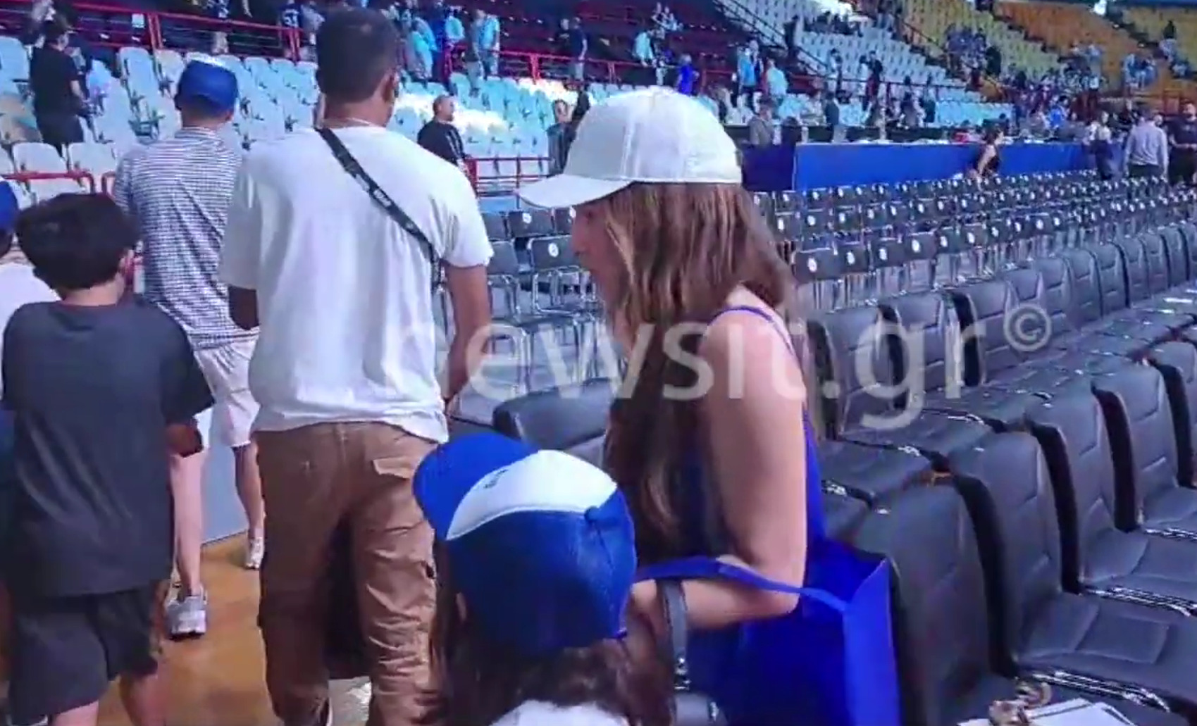 Μαριέττα Χρουσαλά και Καλομοίρα μαζί με τους συζύγους και τα παιδιά τους στο Ελλάδα – Σλοβενία στο ΣΕΦ