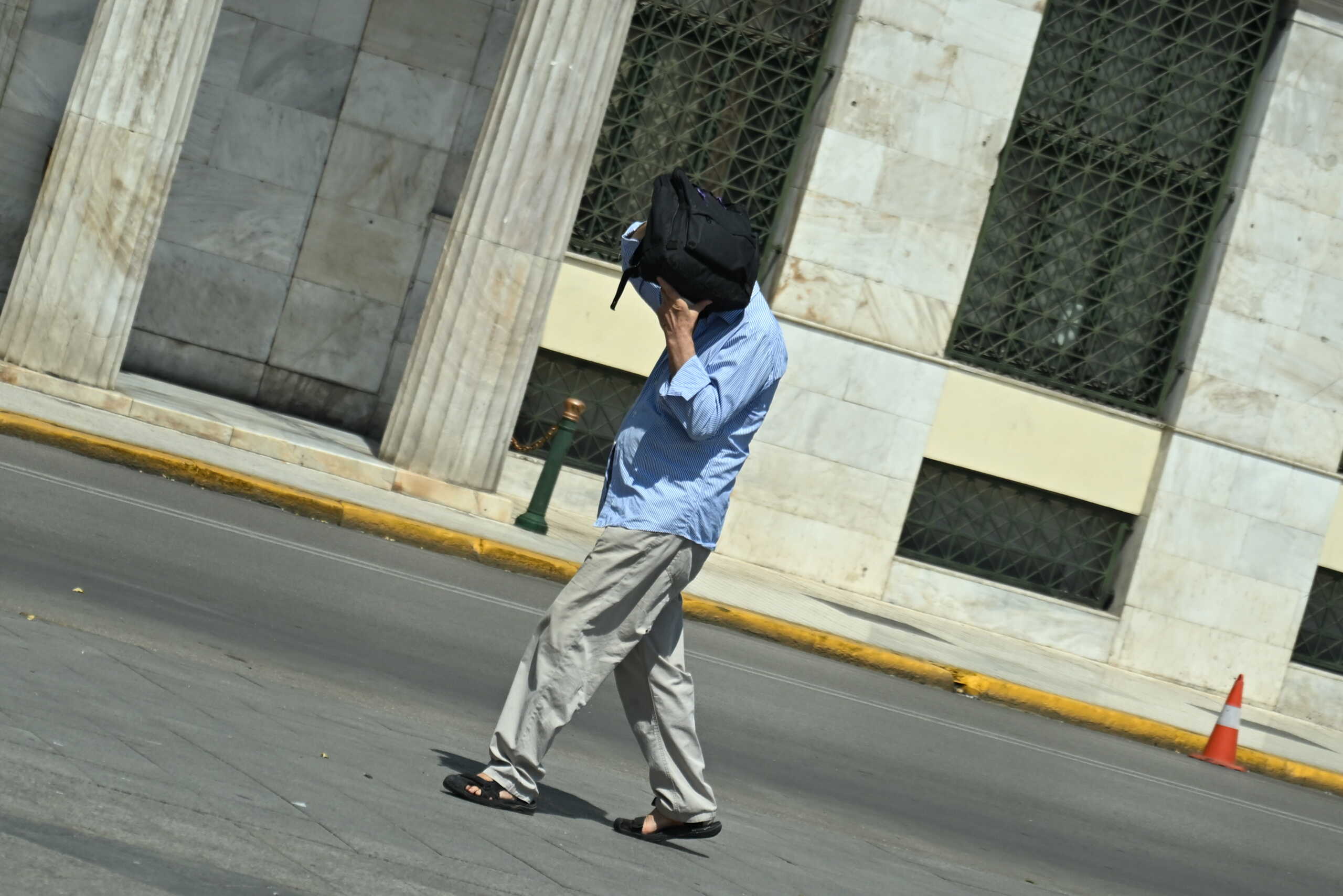 Στιγμιότυπο από την Αθήνα, Παρασκευή 12 Ιουλίου 2024. Οι υψηλές θερμοκρασίες που επικρατούν τις τελευταίες ημέρες δημιουργούν μία αποπνικτική ατμόσφαιρα και δοκιμάζουν τις αντοχές των κατοίκων, ιδιαίτερα των ευπαθών ομάδων. 
(ΚΩΣΤΑΣ ΤΖΟΥΜΑΣ